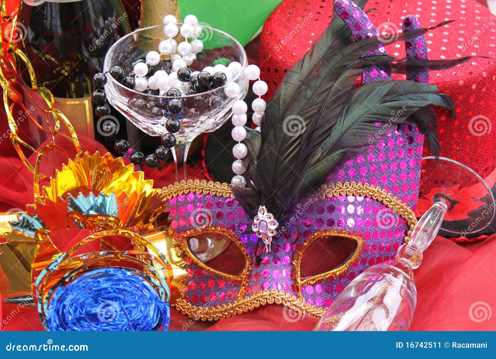 Accessori di carnevale immagine stock. Immagine di travestimento - 16742511