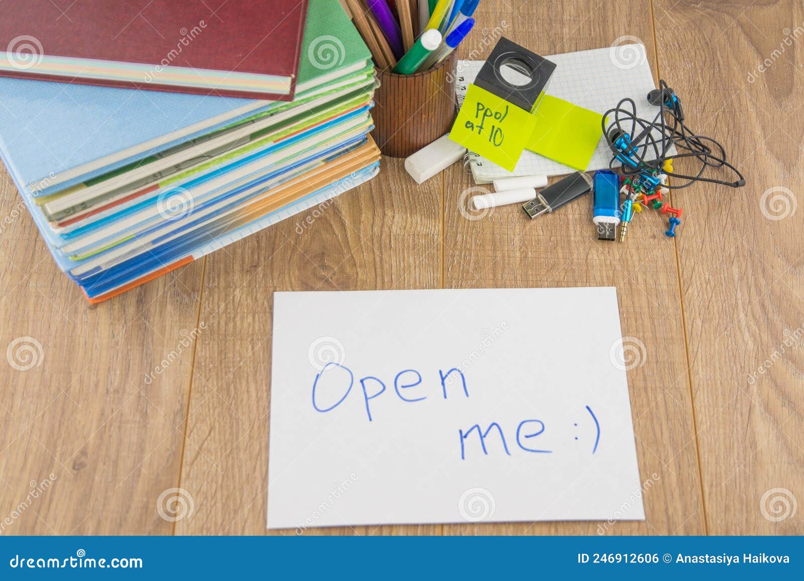 Accessori Per Libri Da Tavolo Per Studenti. in Primo Piano è Una Busta  Contenente Le Parole Fotografia Stock - Immagine di documento, letteratura:  246912606