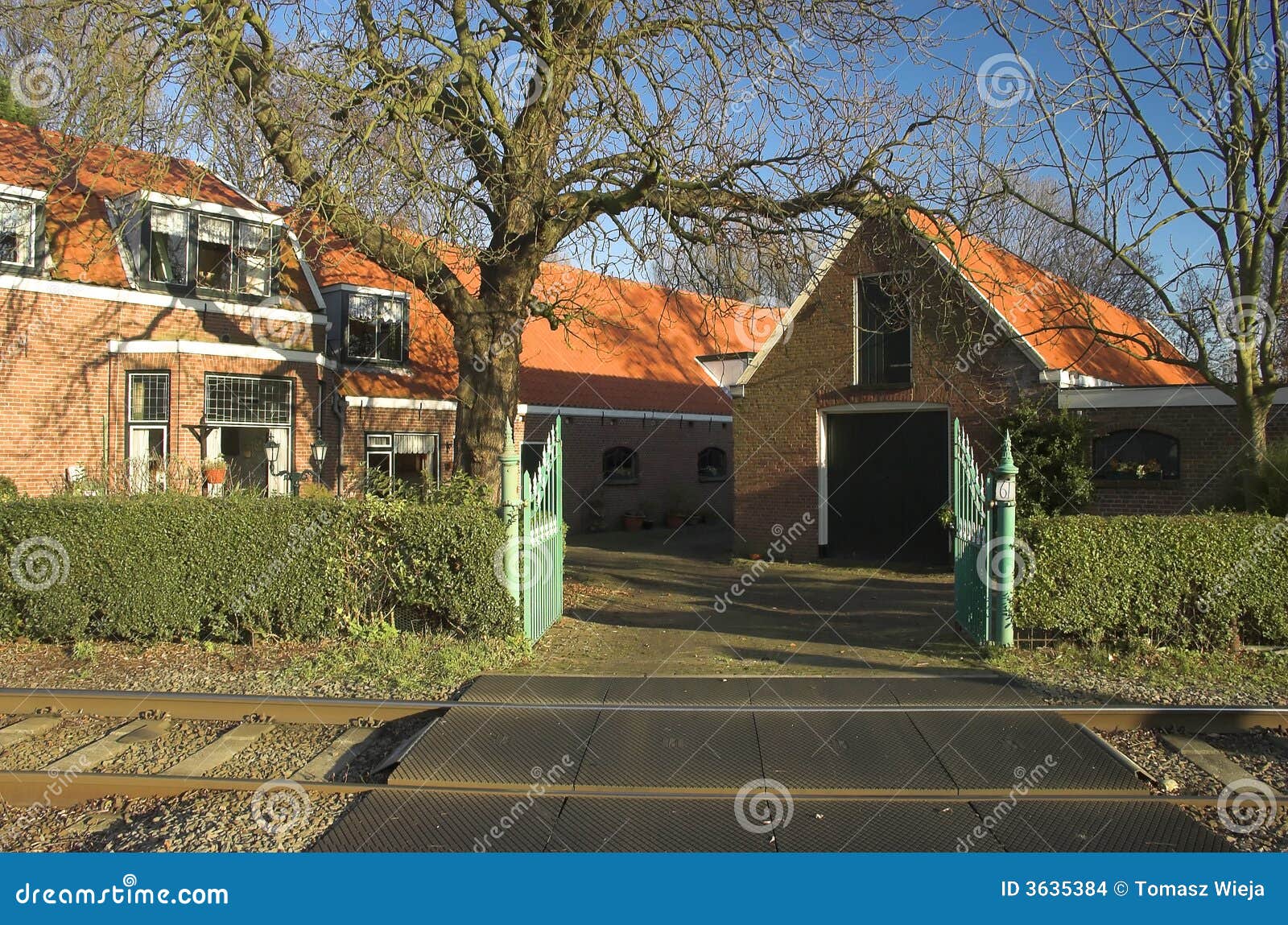 Accoglimento del cancello. Casa rurale sopra un cancello verde su un pomeriggio pieno di sole di autunno