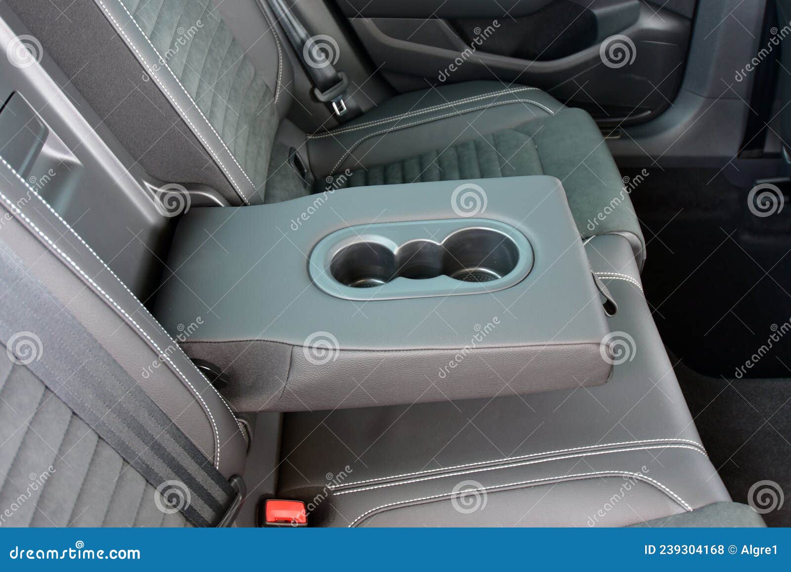 Accoudoir Dans La Voiture Avec Porte-gobelet Pour Siège Arrière Rangée  Photo stock - Image du gearshift, stationnement: 239304168