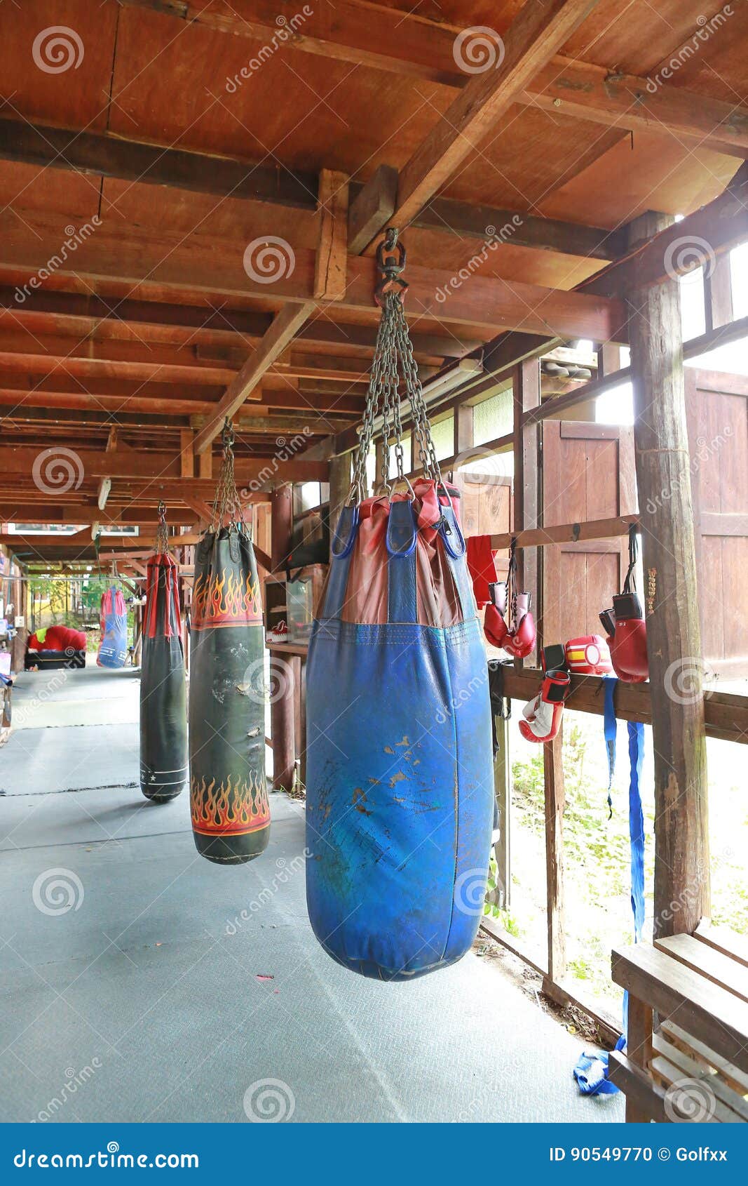 Accrocher De Sacs De Sable De Boxe Photo stock - Image du boucle, pièce:  90549770