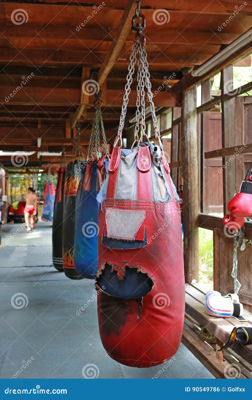 Accrocher De Sacs De Sable De Boxe Photo stock - Image du pièce, boucle:  90549786