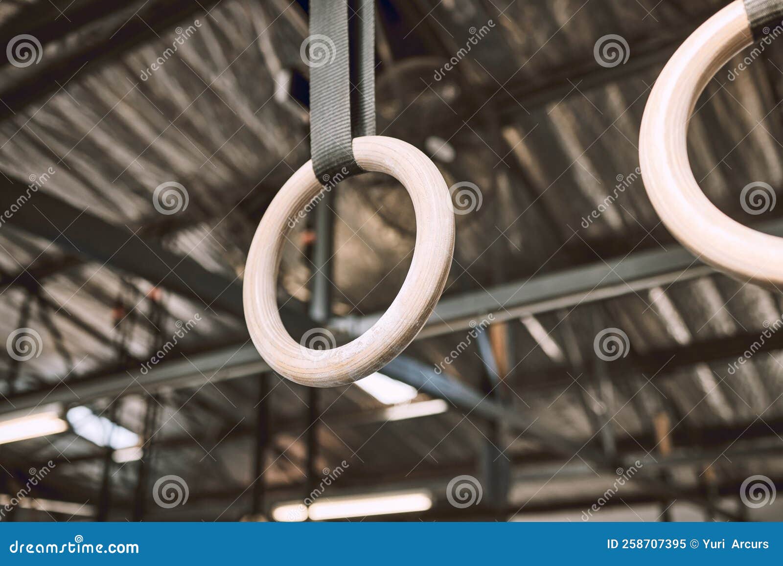 Accrocher Des Anneaux D'acrobates Dans Une Salle De Sport. Bagues