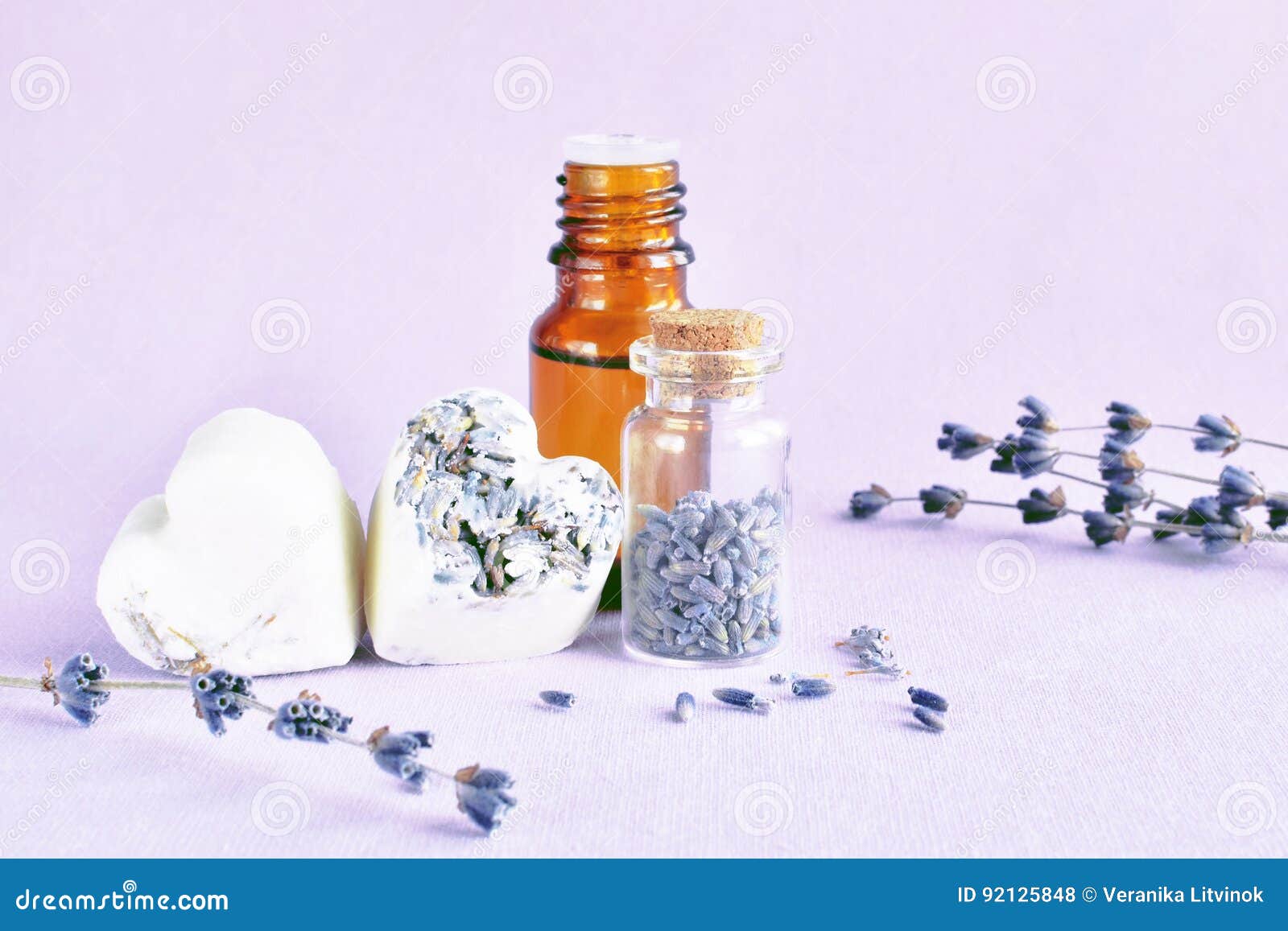 Aceite De Lavanda, Jabón Y Flores Secas Foto de archivo - Imagen de grupo, balneario: 92125848 Aceite De Lavanda, Jabón Y Flores Secas Foto de archivo - Imagen de grupo, balneario: 92125848