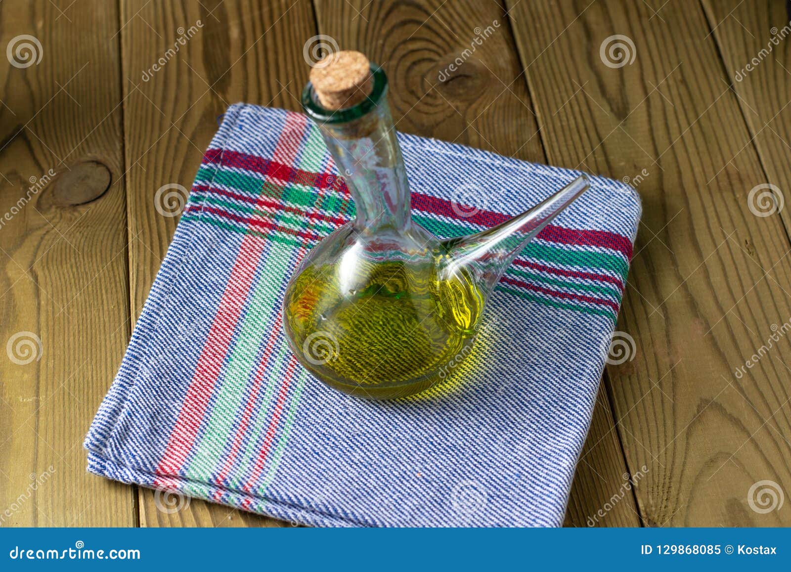 aceite de oliva en mesa de madera