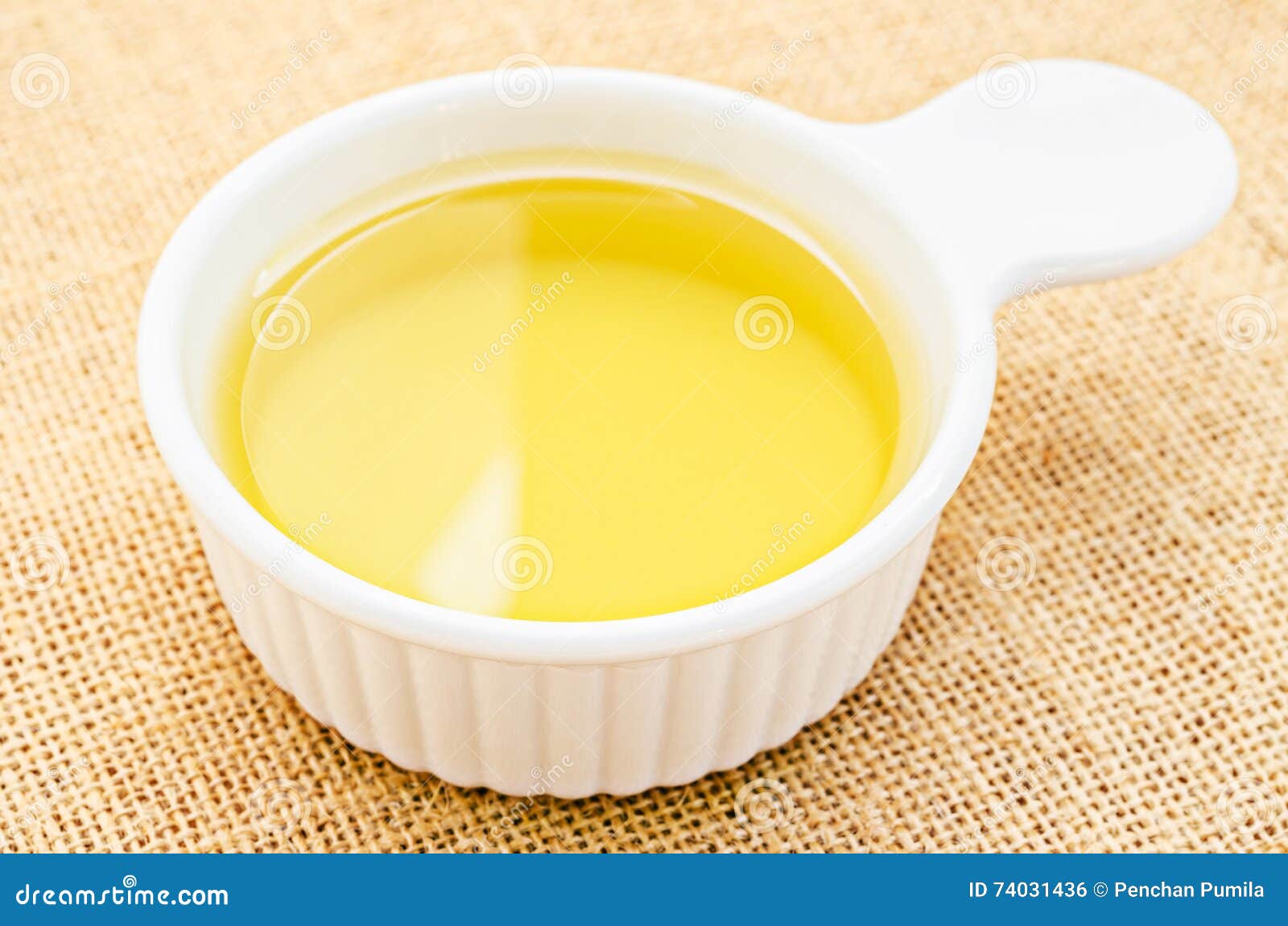 Aceite Vegetal En La Taza Blanca Foto De Archivo Imagen De aceite-vegetal-en-la-taza-blanca-foto-de-archivo-imagen-de
