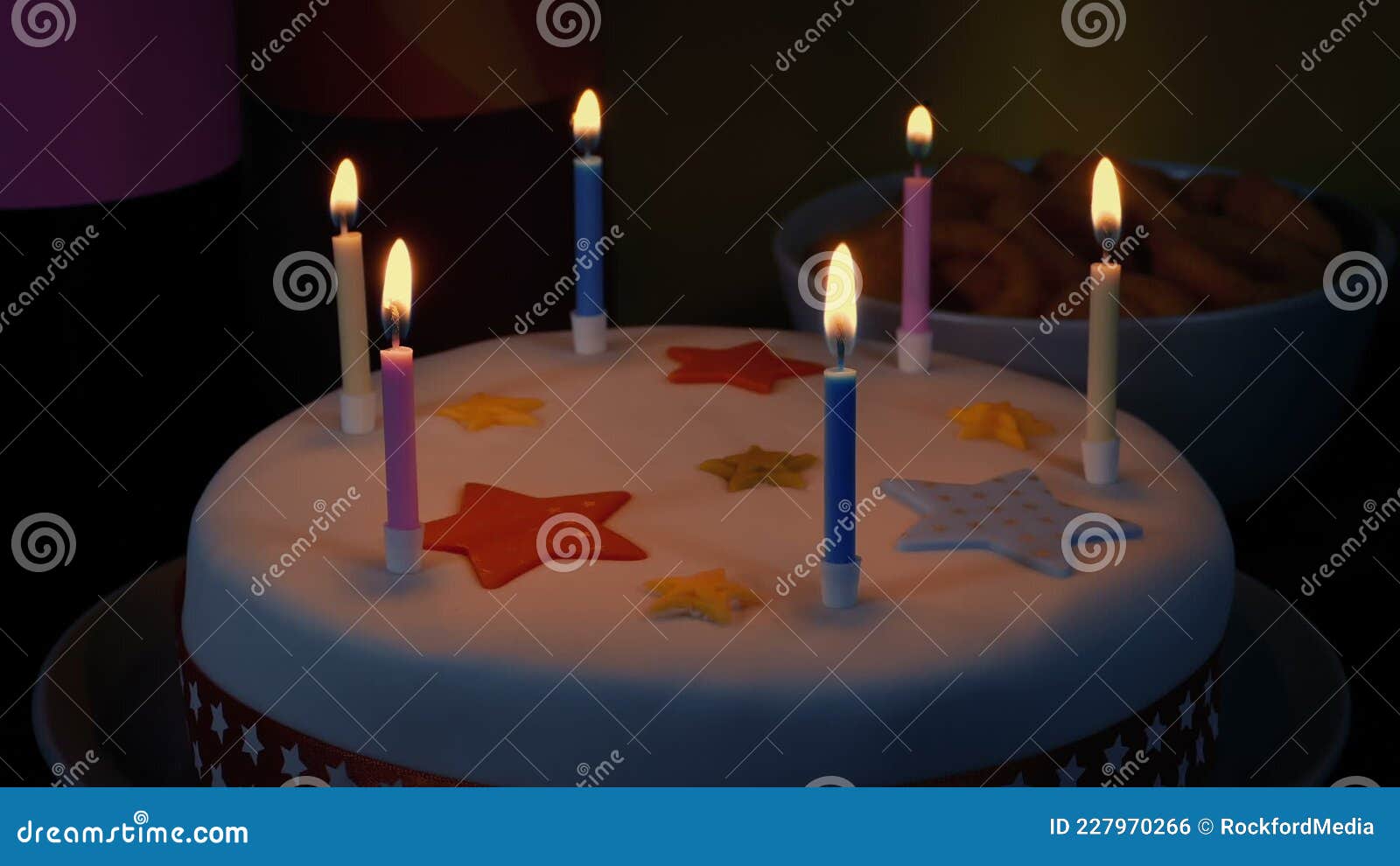 Entre Nós, Personagem De Jogos Teme Bolo De Aniversário Com Velas Queimadas  Imagem de Stock Editorial - Imagem de centenas, cozido: 221924204