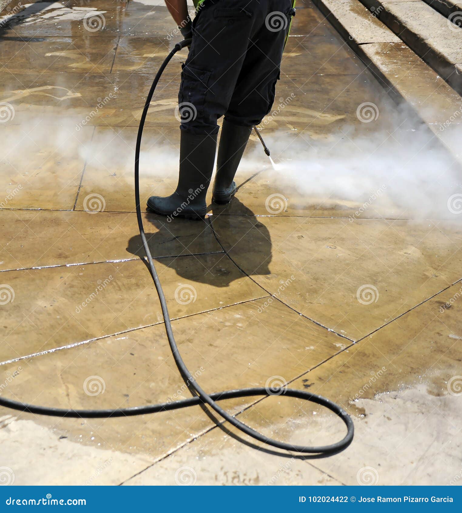 Aceras Municipales De La Calle De La Limpieza Del Trabajador Con De Agua A Presión Caliente Foto de archivo - Imagen de aceras, municipales: 102024422