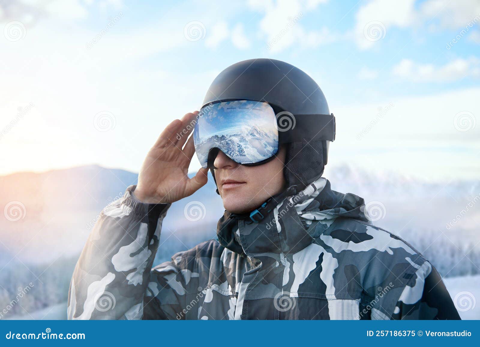 Acercamiento De Las Gafas De Esquí De Un Hombre Con El Reflejo De Las  Montañas Nevadas. Hombre En El Fondo Cielo Azul. Imagen de archivo - Imagen  de tarjeta, nieve: 257186375