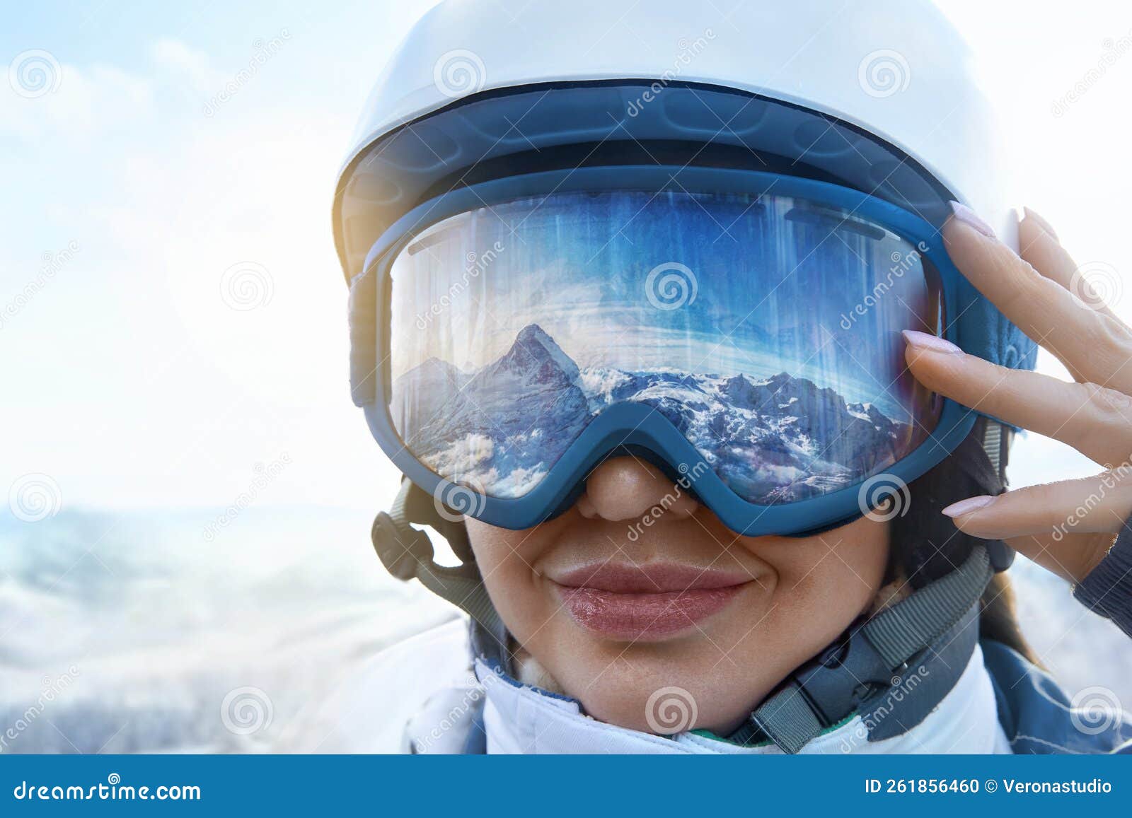 Acercamiento De Las Gafas De Esquí De Una Mujer Con El Reflejo De Las  Montañas Nevadas. Foto de archivo - Imagen de pista, persona: 261856460