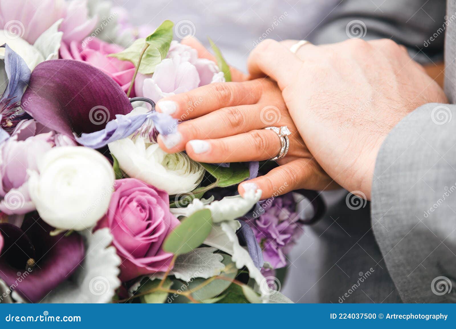 Acercamiento De Las Manos De La Novia Y Del Novio Con Anillos De Boda En Un  Ramo De Novias Con Rosas Peonías Y Lirios Foto de archivo - Imagen de  manos, hidrangea: