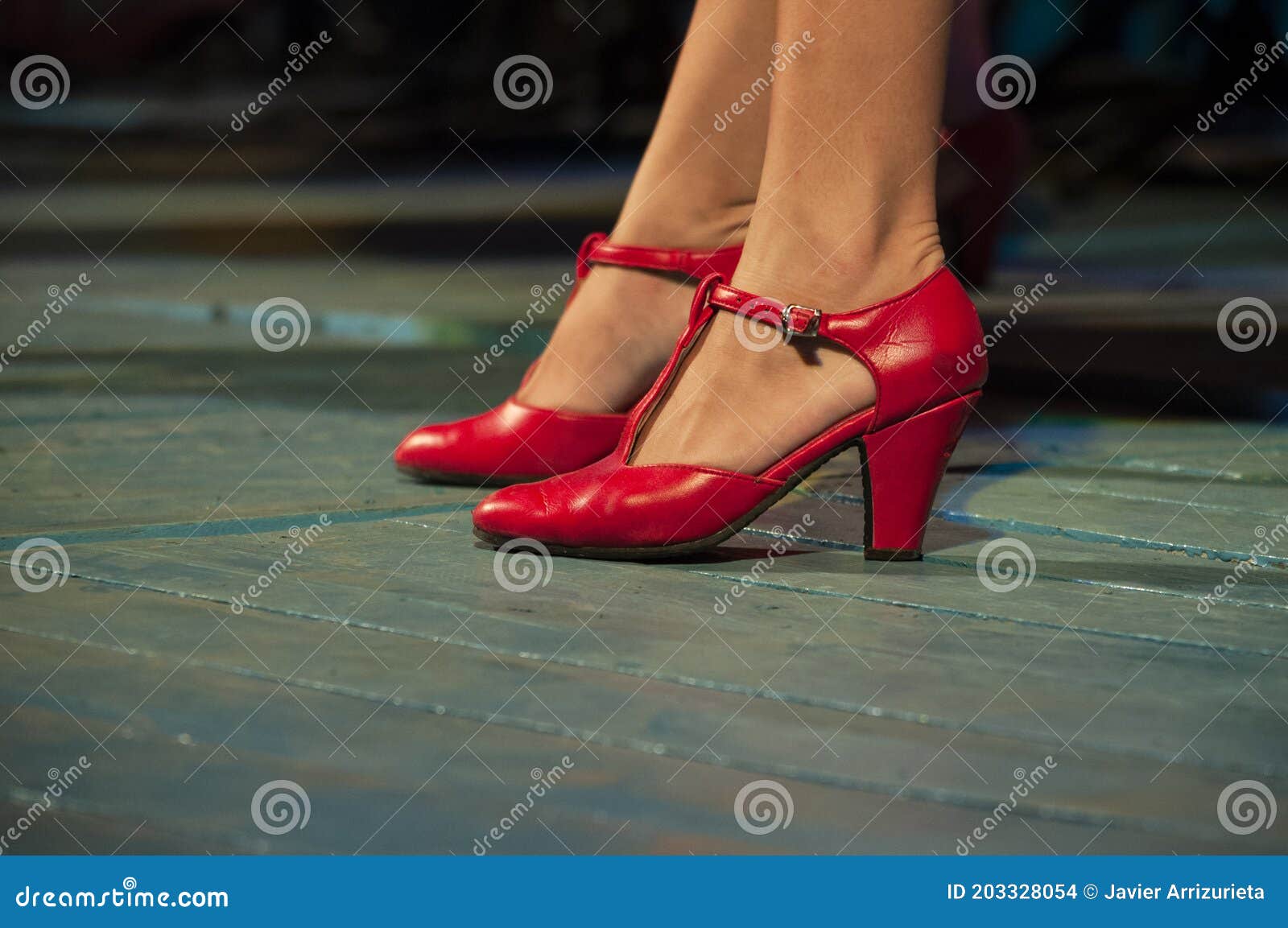 Acercamiento De Unas Zapatillas De Baile De Flamenco Rojo En Las Piernas De  Una Mujer En Un Escenario De Madera Foto de archivo - Imagen de glamour,  hermoso: 203328054