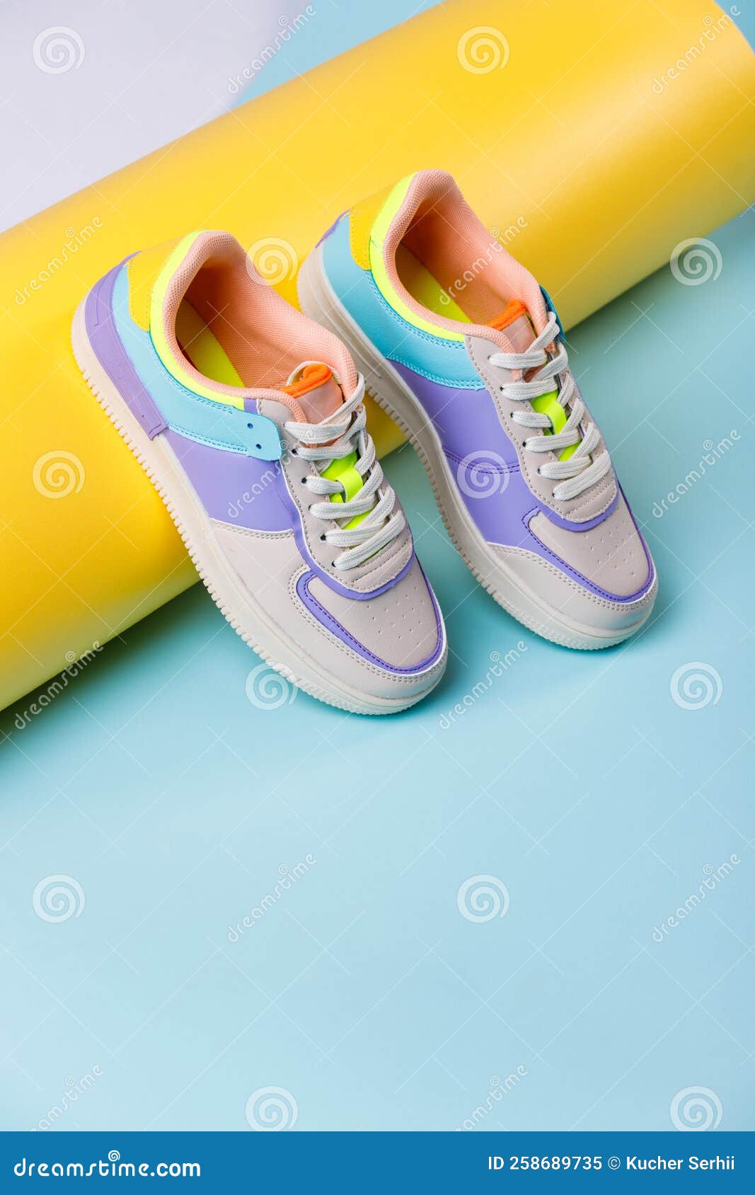 Escupir Quemar Rítmico Acercamiento a Las Zapatillas De Moda Para Adolescentes Con Un Colorido  Fondo Azul Amarillento. Imagen de archivo - Imagen de gente, fashionable:  258689735