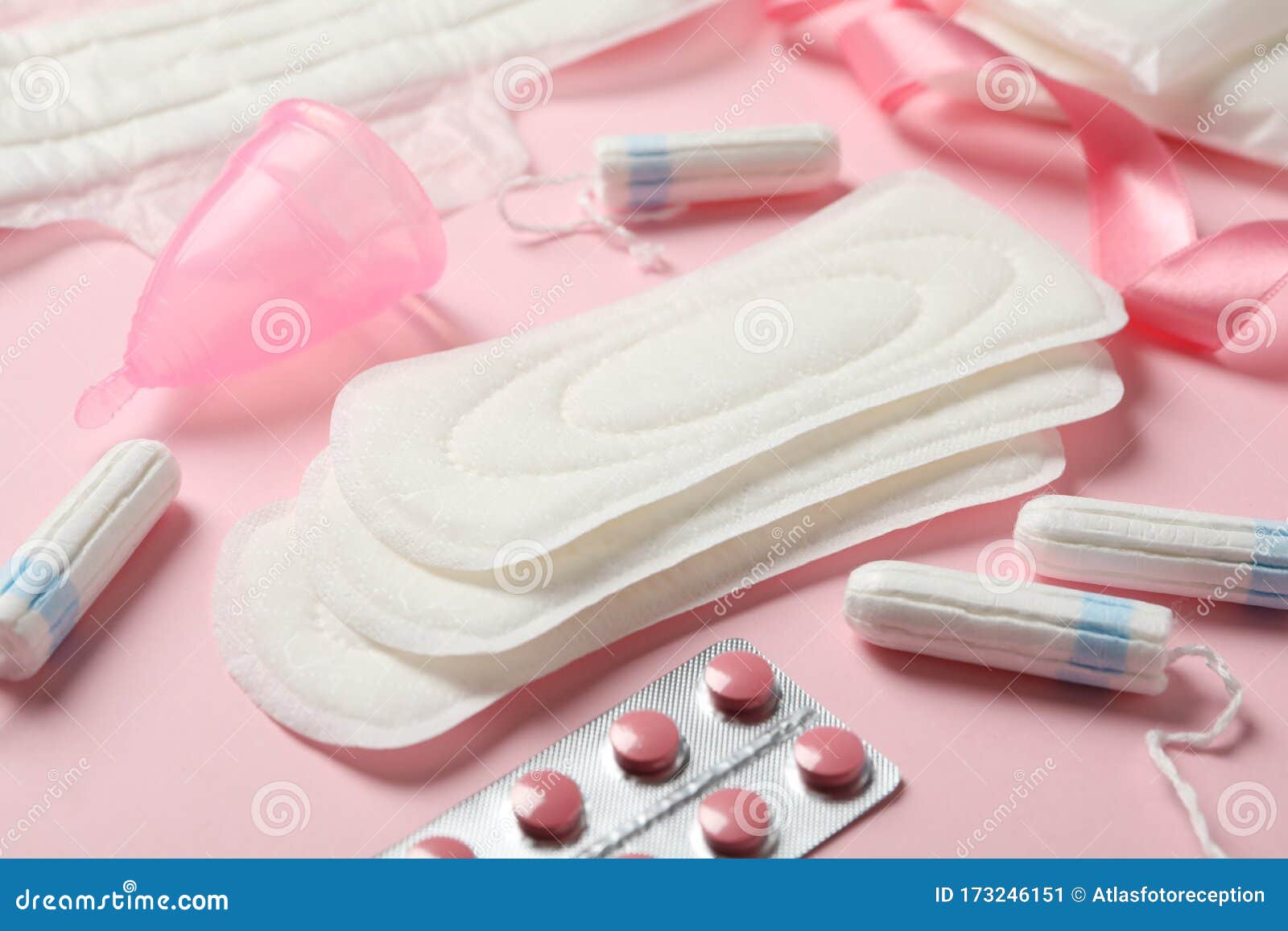 mão de uma mulher segurando o copo menstrual rosa isolado no fundo branco.  mulher moderna alternativa eco ginecológica higiene no período de  menstruação. recipiente para sangue na mão da menina. 5427428 Foto