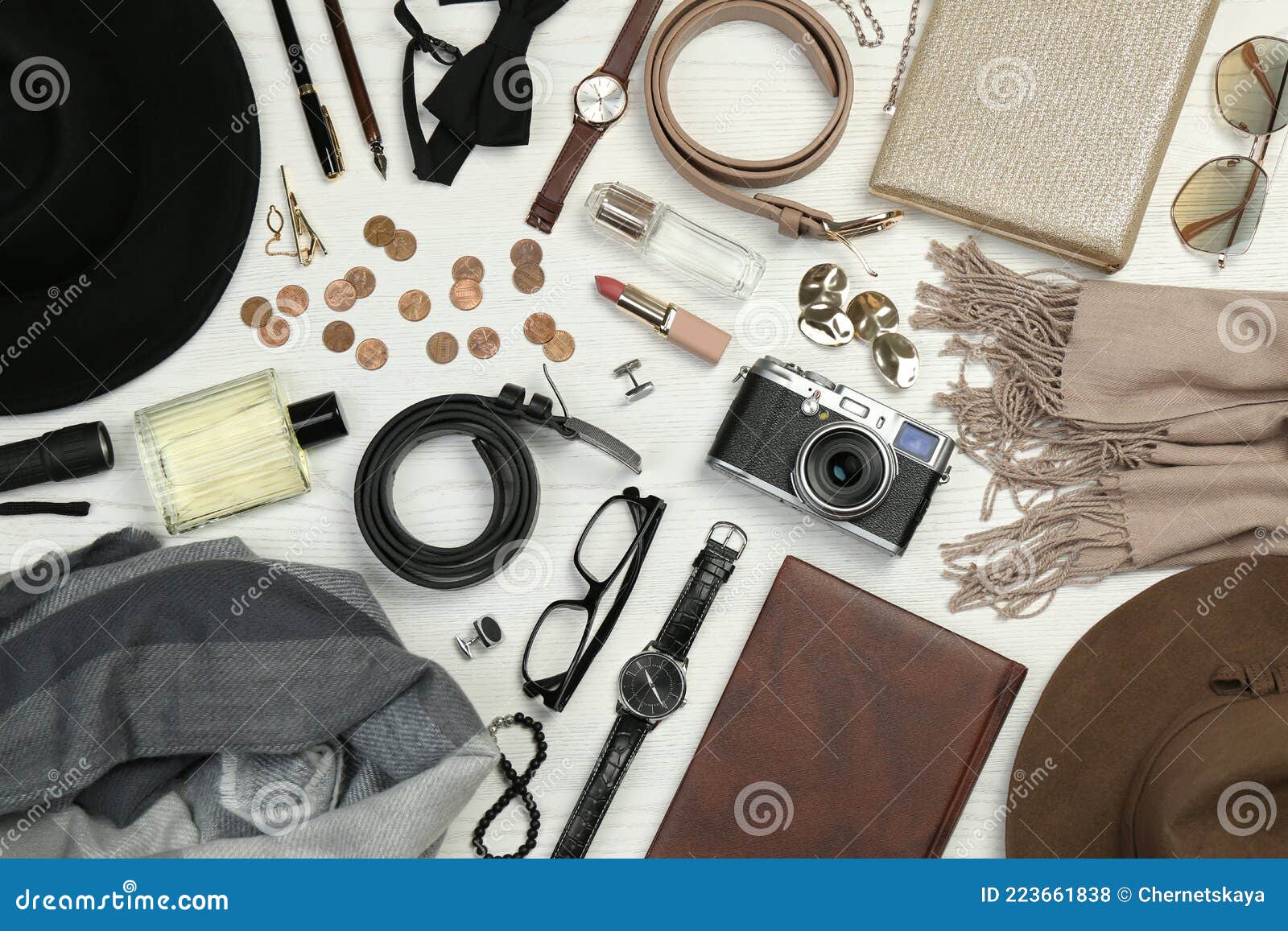 Fundo De Madeira Com Roupas E Acessórios De Moda Feminina - Arte vetorial  de stock e mais imagens de Acessório - iStock