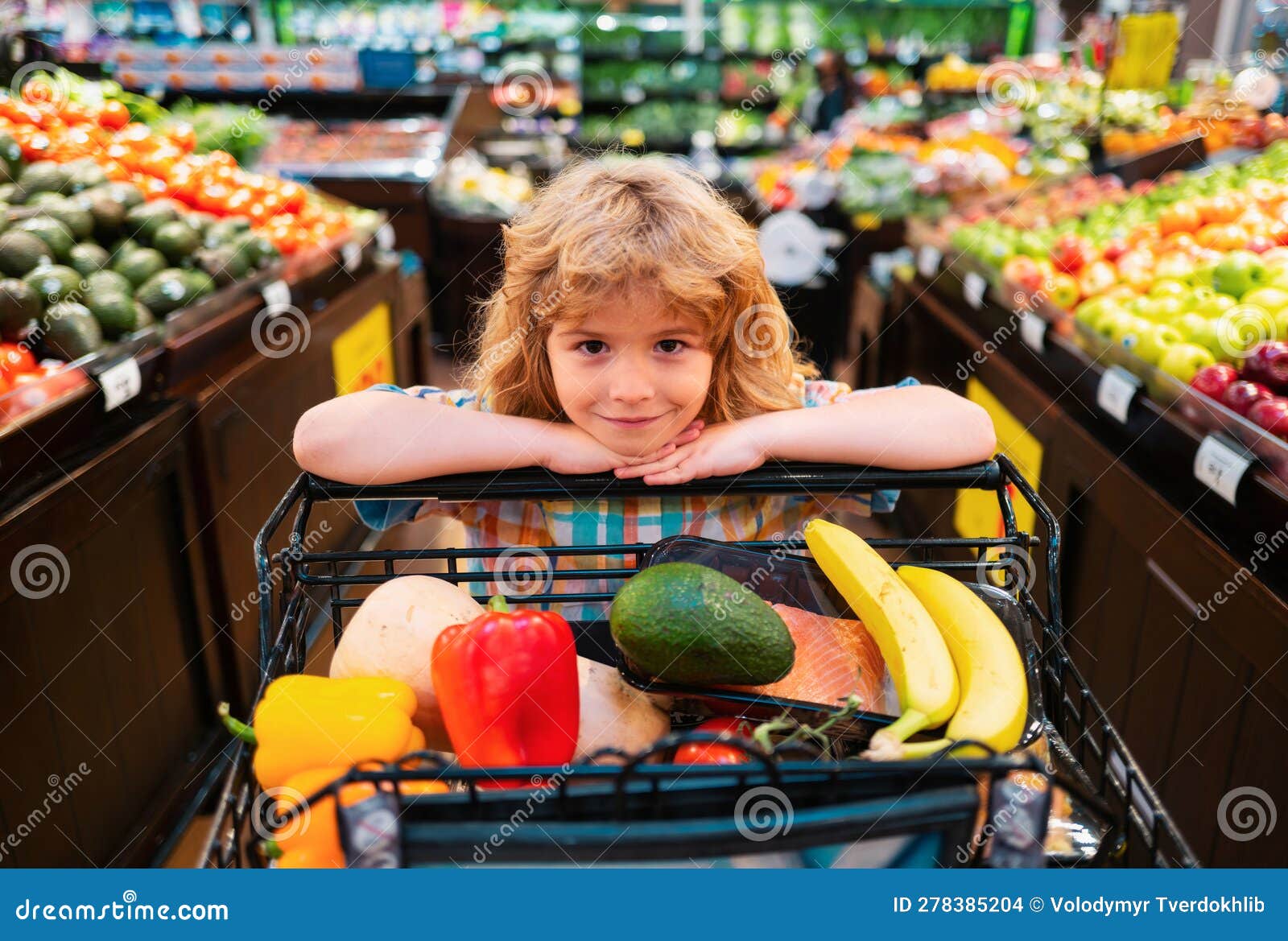 Achat D'enfants En Supermarché. Alimentation Saine Pour Les Enfants. Enfant  En Supermarché Achète Des Légumes. Photo stock - Image du supermarché,  hypermarché: 278385204