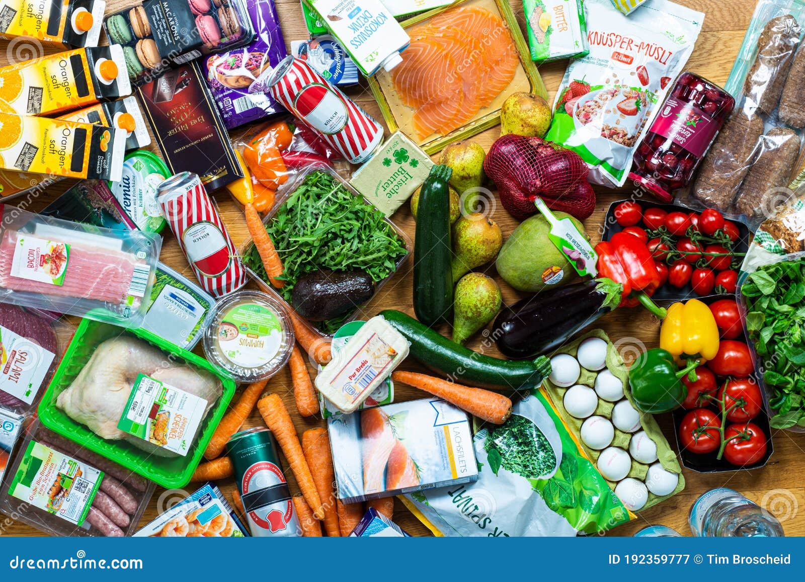 Achats Organiques De Sac De Courses Alimentaires D'épicerie Photographie  éditorial - Image du fond, bouteille: 192359777