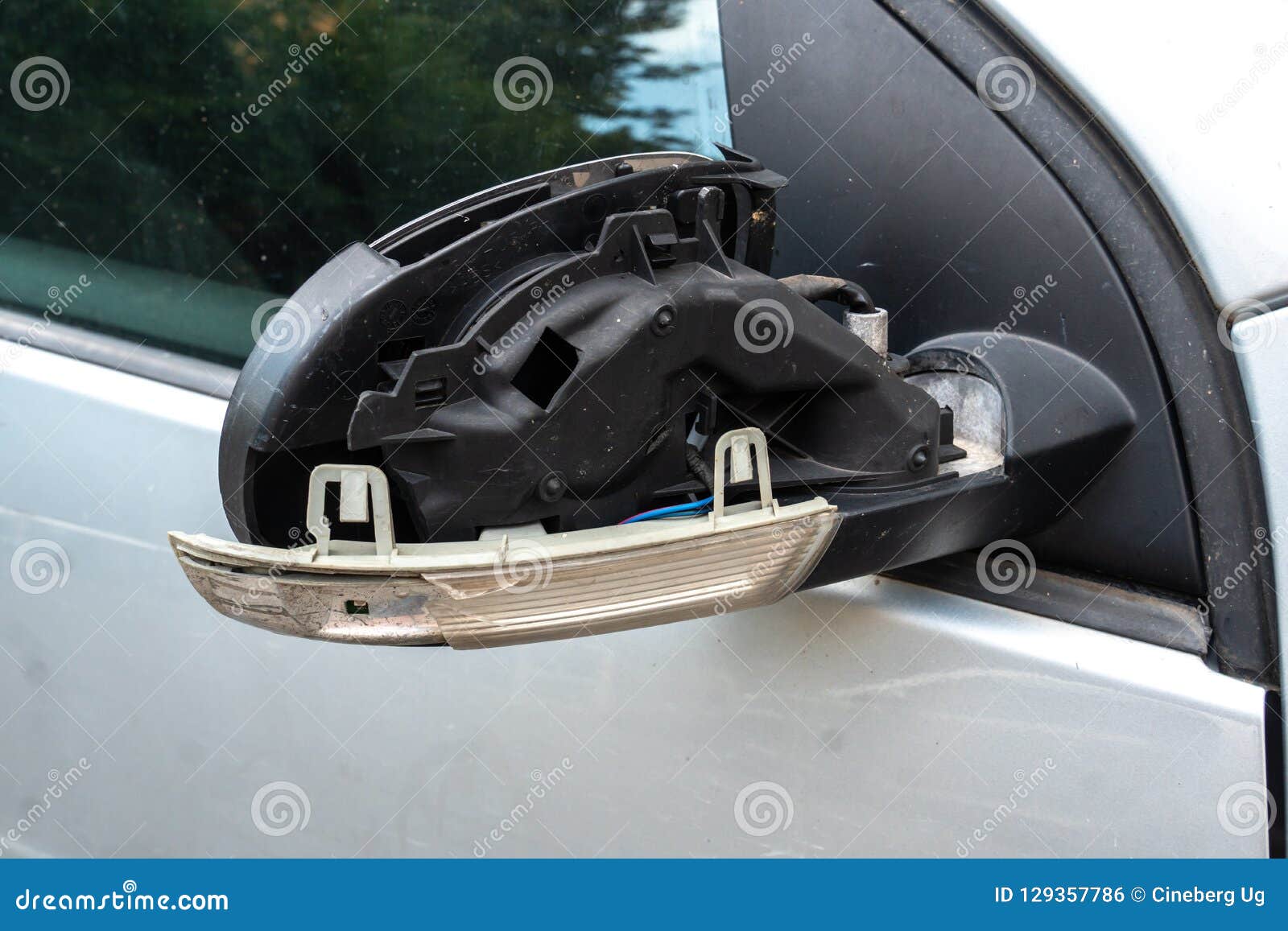 Acidente De Trânsito, Carro De Prata Com Espelho Retrovisor Quebrado