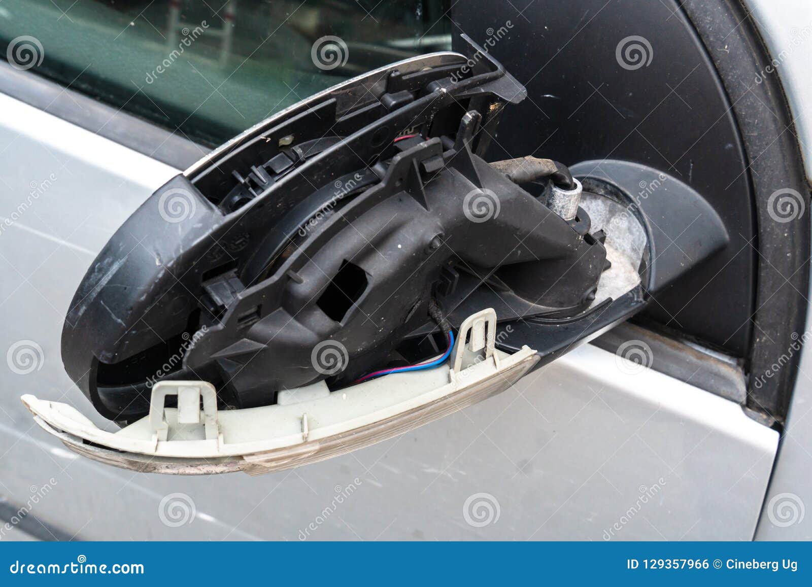 Acidente De Trânsito, Carro De Prata Com Espelho Retrovisor Quebrado