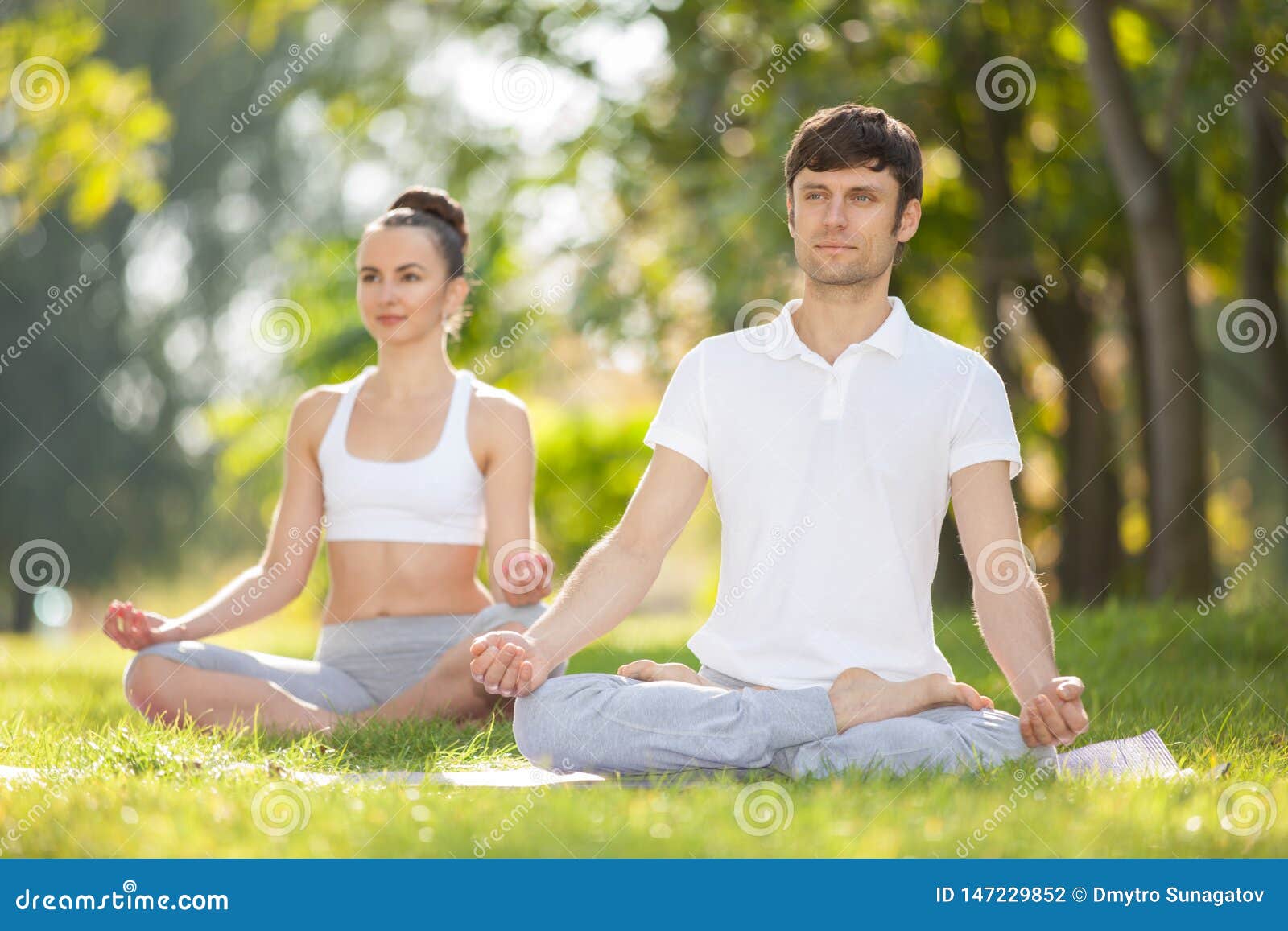Acopla a Ioga, Homem E a Mulher Que Faz Exercícios Da Ioga, Medita