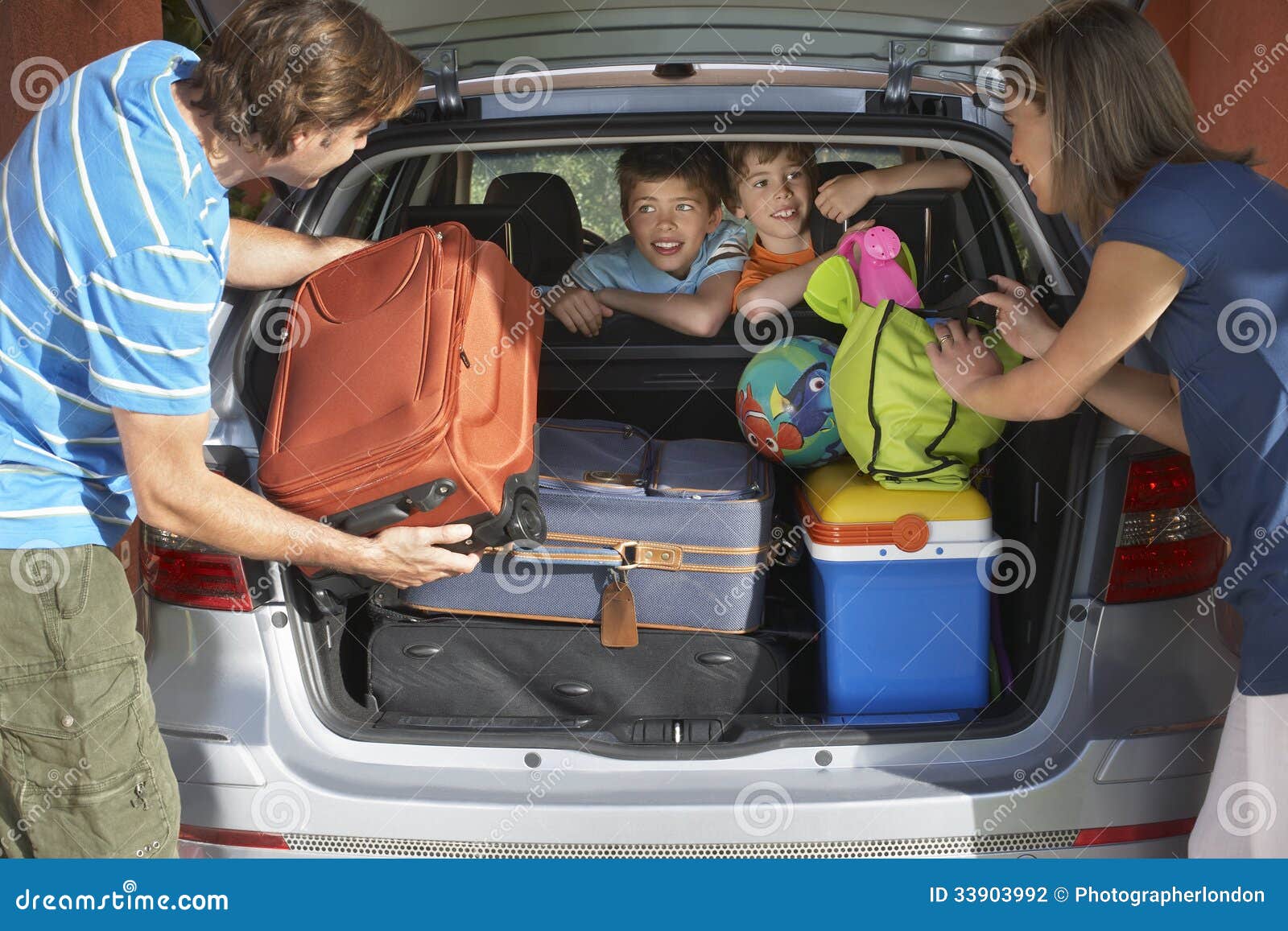Retrato Em Família Cheia Com Crianças Pequenas Coloca Malas De Bagagem No  Carro Sorrindo Juntos Antes Da Viagem Imagem de Stock - Imagem de grande,  cuidado: 209416853