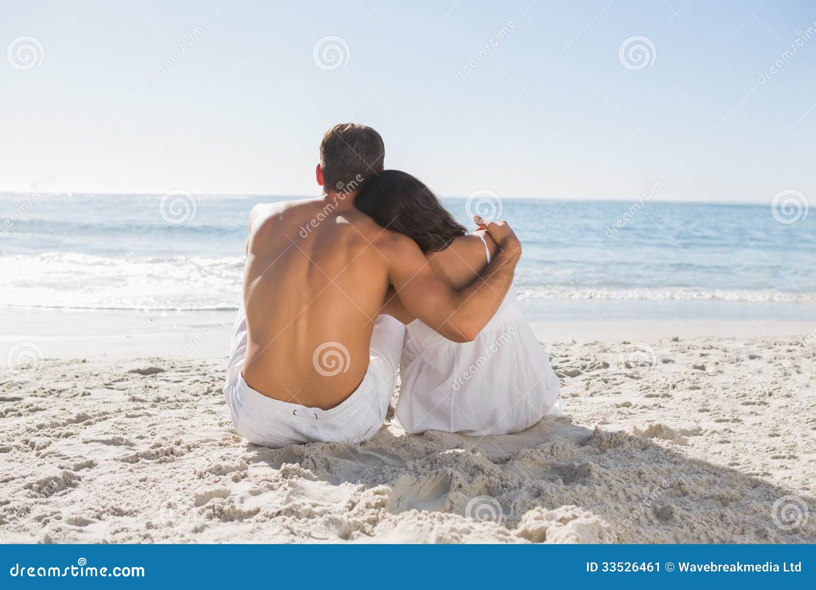 Мужчина и женщина на берегу моря