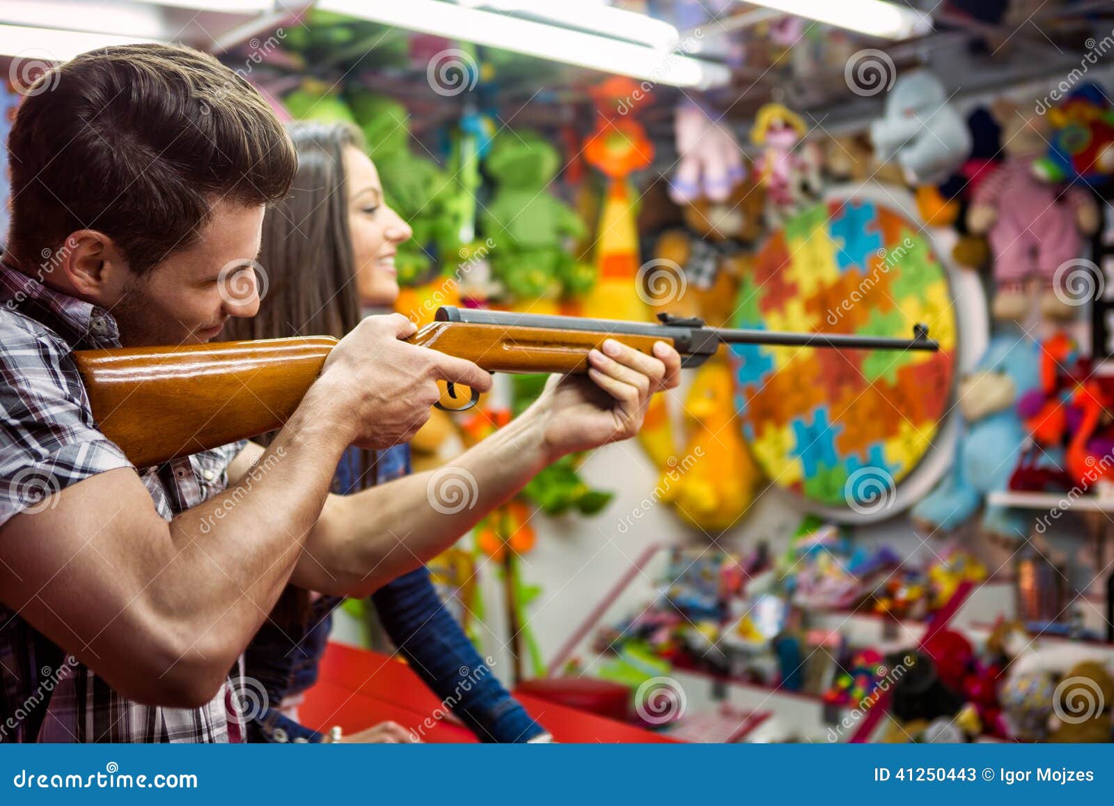 Acople O Jogo De Jogos Do Tiro Ao Visitar Um Parque De Diversões Imagem de  Stock - Imagem de jogar, amor: 41250443