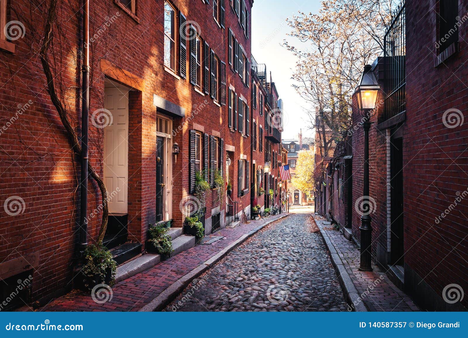 Acorn Street Beacon Hill Paralelepípedos Boston Em Massachusetts EUA Foto  Royalty Free, Gravuras, Imagens e Banco de fotografias. Image 38744491