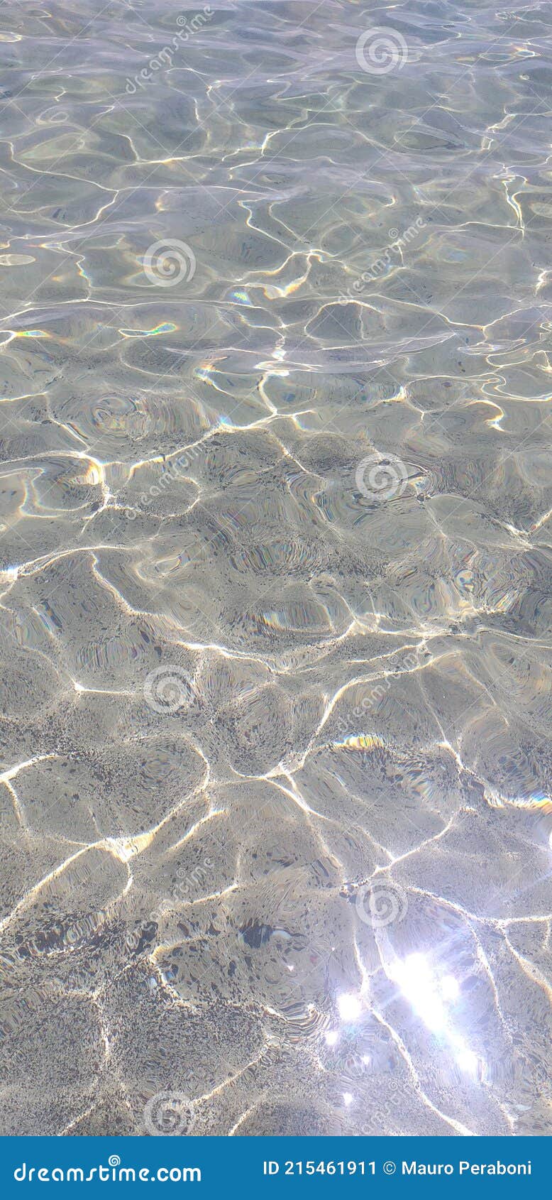 acqua cristallina con riflessi di sole