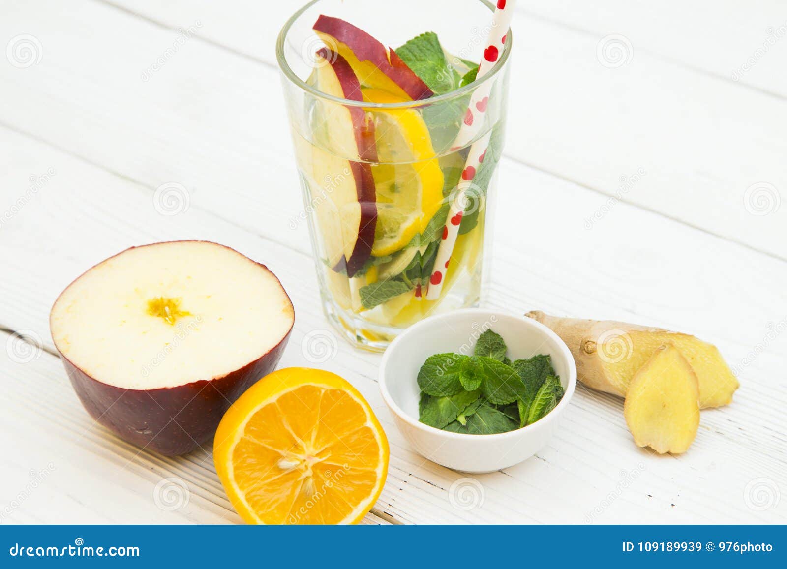 Acqua Della Disintossicazione Con Frutta Fresca Su Legno Bianco Immagine Stock Immagine Di Breakfast Perdita