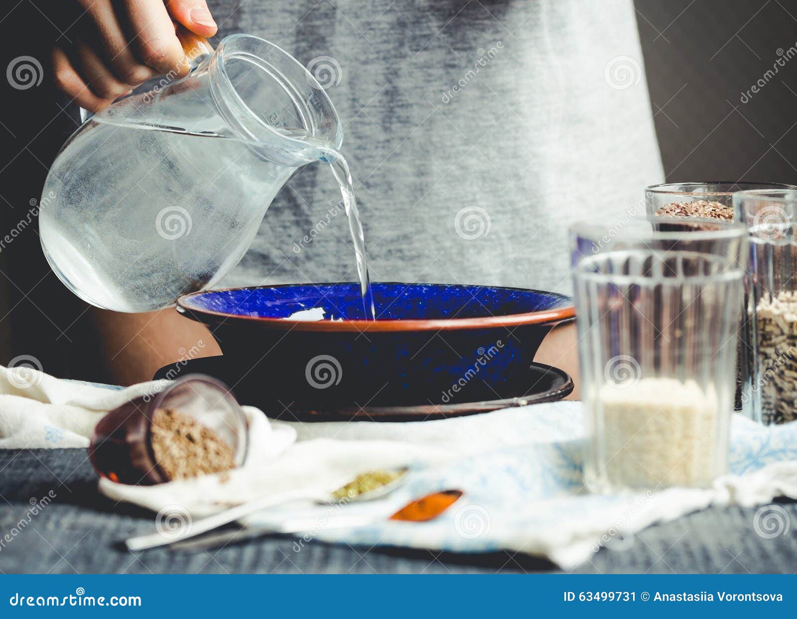 Лить воду на языке интернета