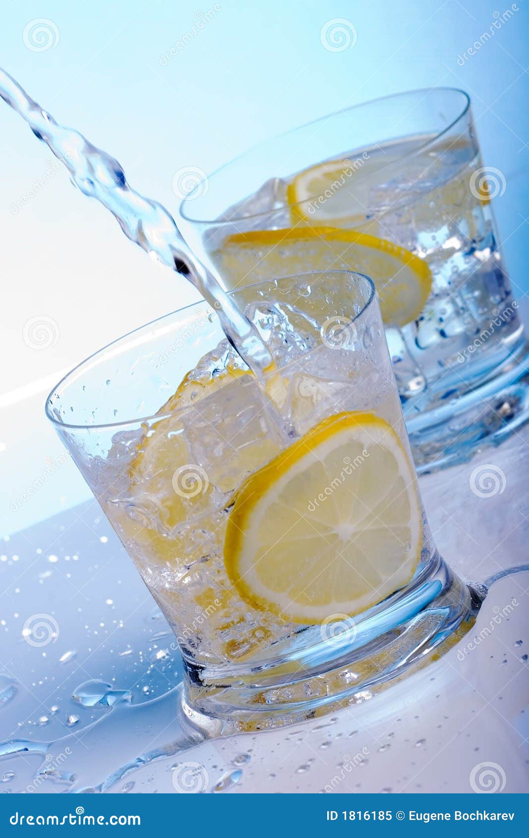 Acqua Di Versamento Nei Cocktail Immagine Stock Immagine di consumo