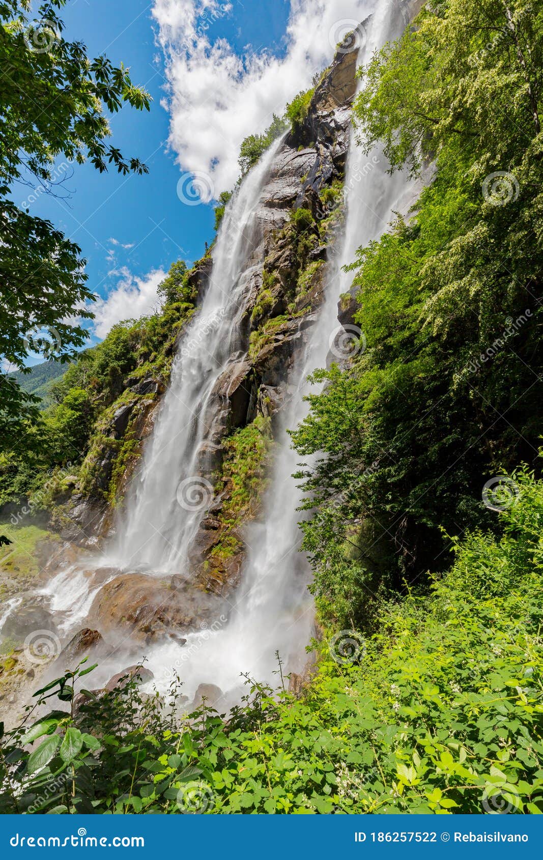 acqua fraggia waterfalls in borgonuovo - val bregaglia it
