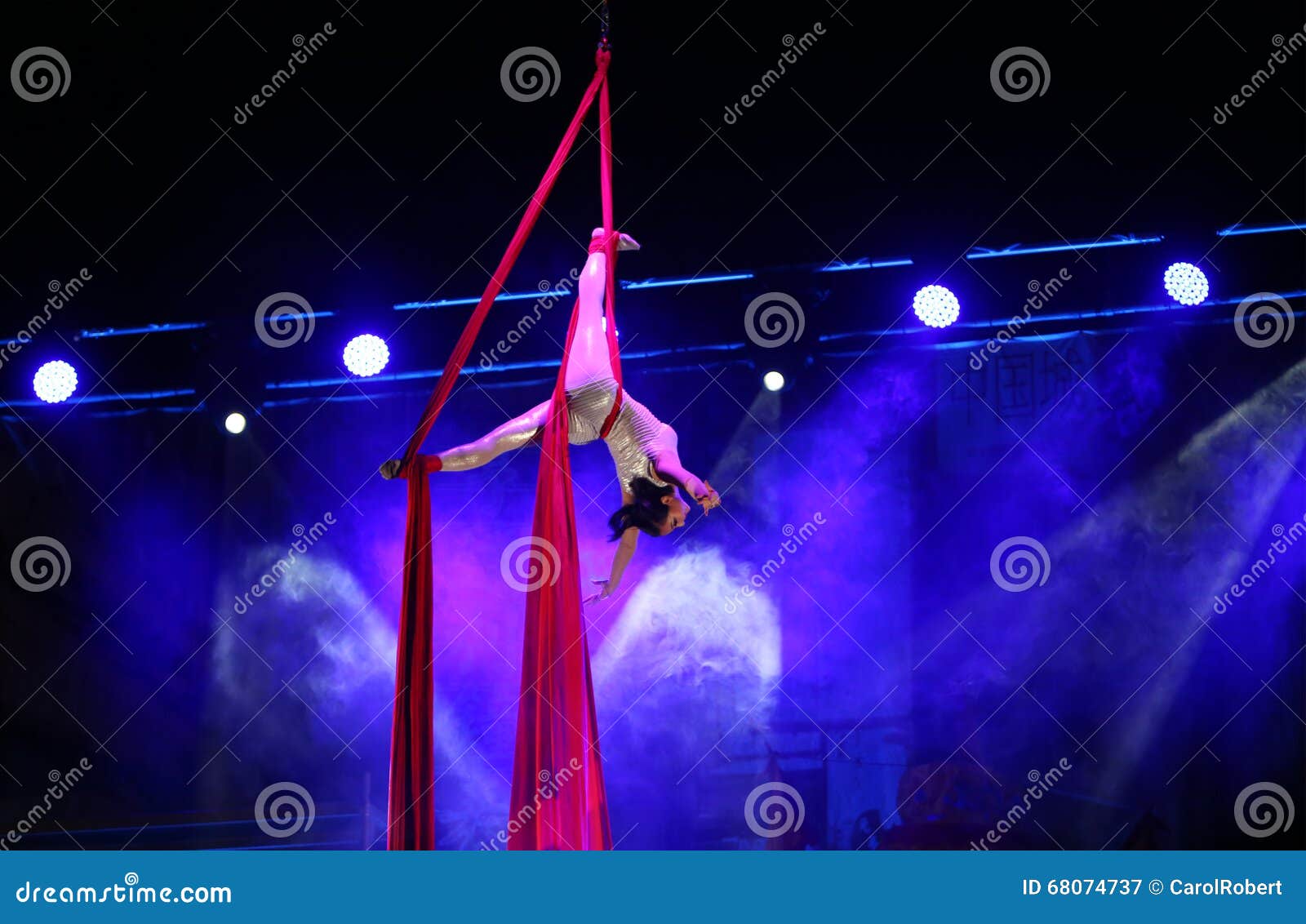 numero-cirque-equilibres-acrobate