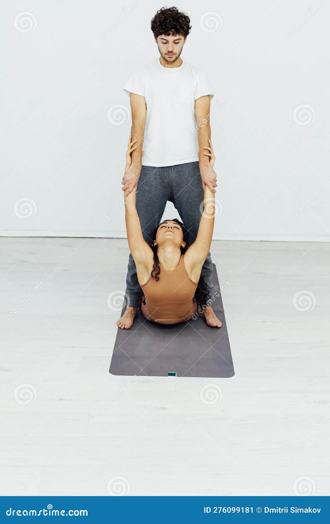 Couple yoga pose (rybkas)