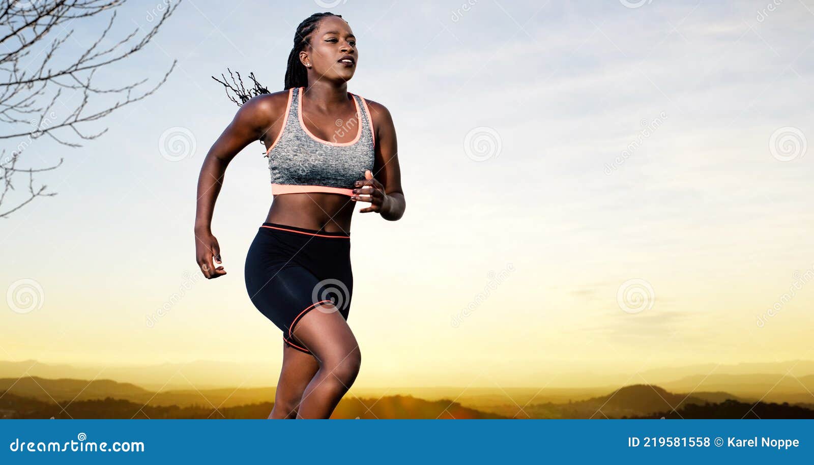 slecht humeur kosten weigeren Actieportret Van Jonge Afrikaanse Vrouwelijke Atleet Die in Zonsondergang  Jogging Stock Foto - Image of gezond, exemplaar: 219581558