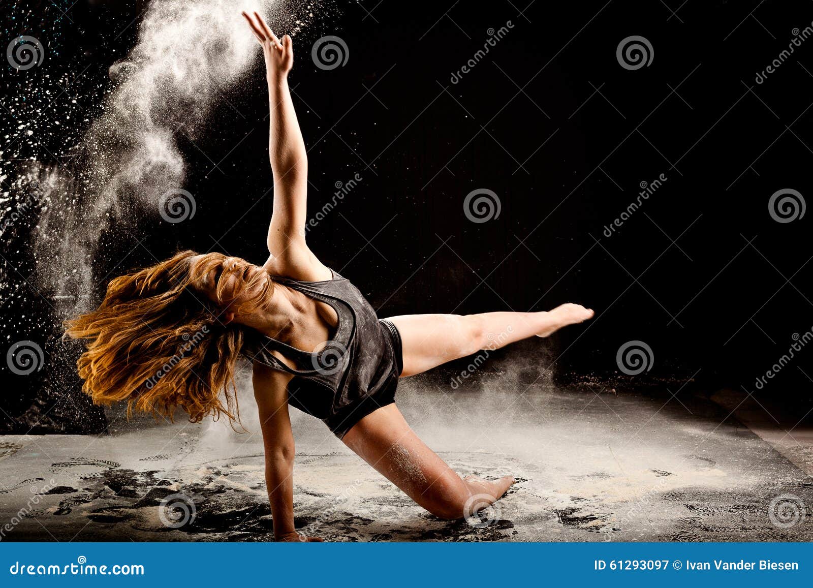 Pose Artistique De Danse Utilisant La Poudre Ou La Poussière Image stock -  Image du pose, lifestyle: 75671039