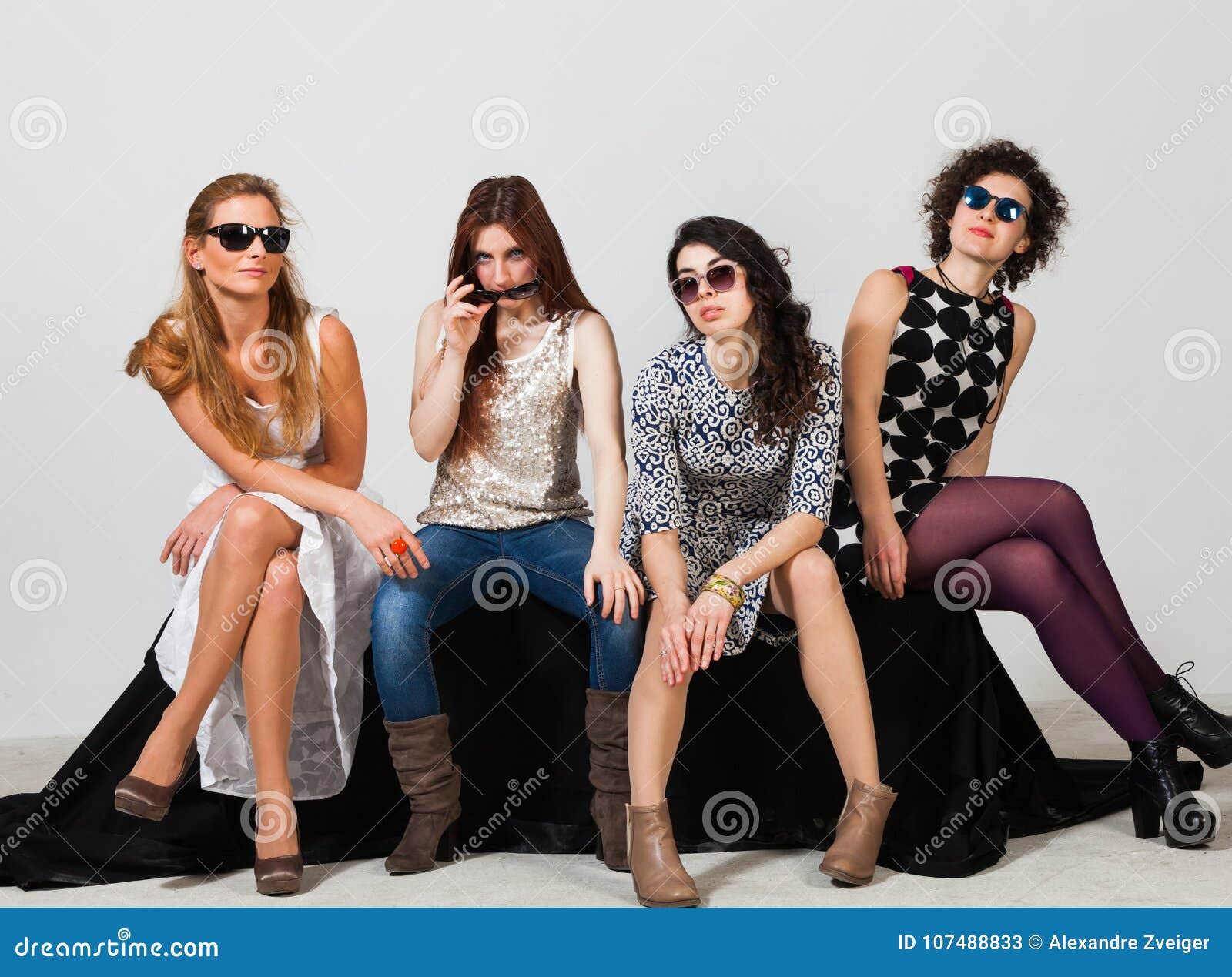 Actitud Hermosa De Cuatro Mujeres Imagen de archivo - Imagen de hermoso