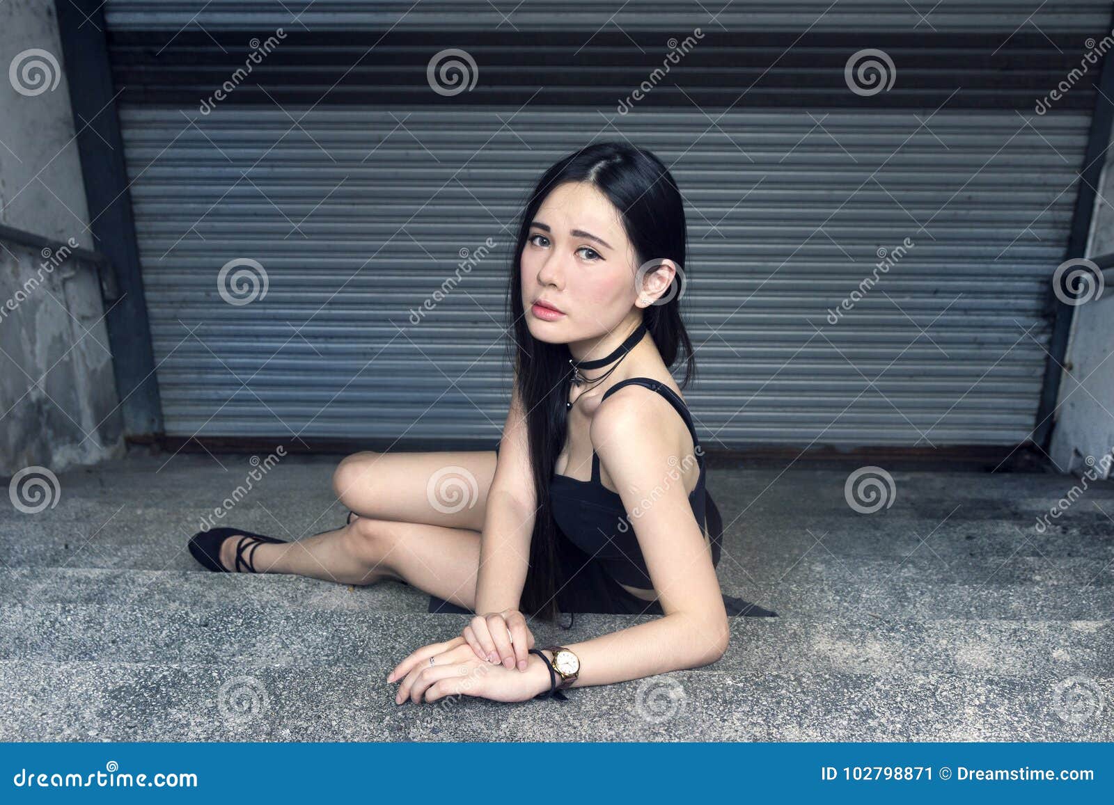 Actitudes Asiáticas Atractivas De La Mujer En La Escalera Imagen de archivo 