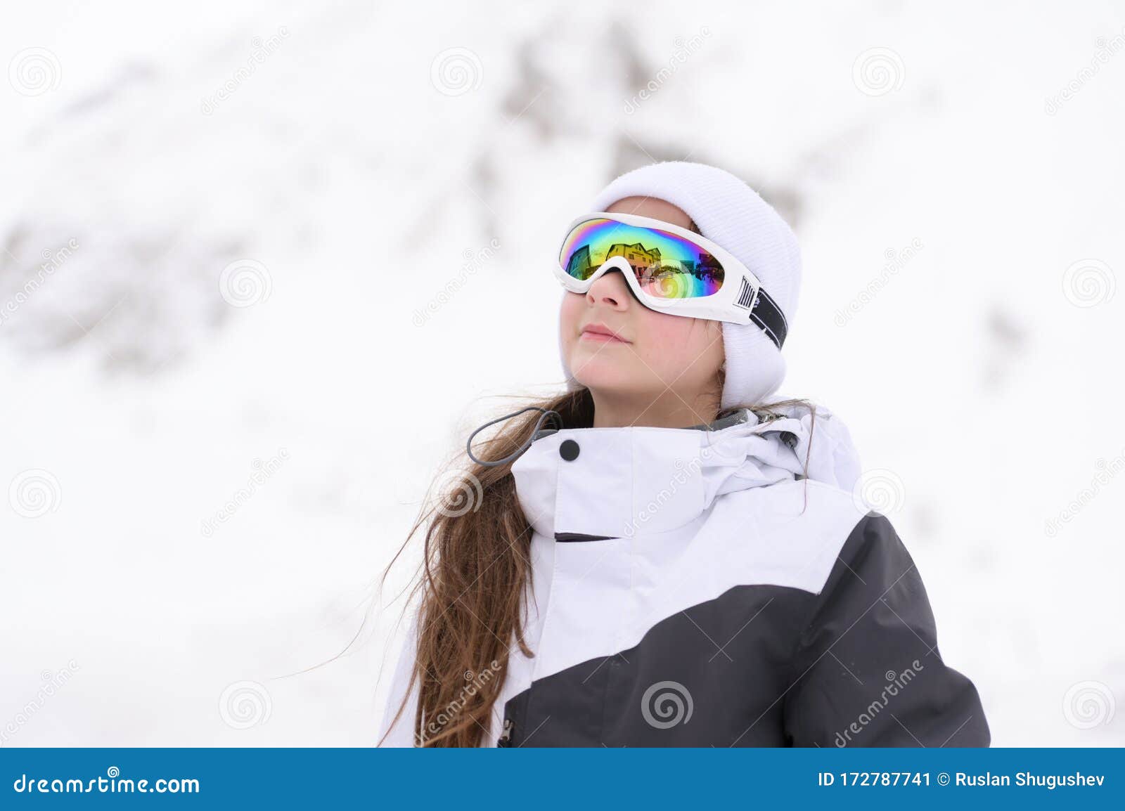 Activa Y Saludable Hermosa Niña Caucásica Con Gafas De Esquí Y Ropa  Deportiva De Snowboard De Invierno Mirando En Montaña Imagen de archivo -  Imagen de poco, cubo: 172787741