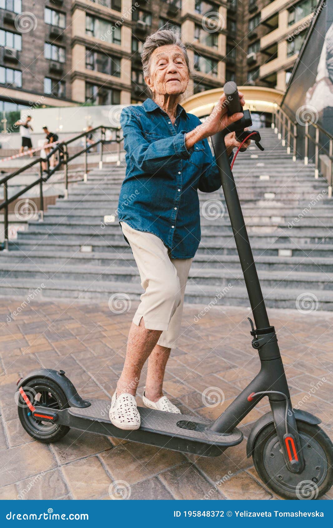 realistisk skolde overbelastning Active Old Woman Riding Electric Scooter. Retired Lady Uses Environmentally  Friendly City Vehicle Stock Photo - Image of escooter, pensioner: 195848372