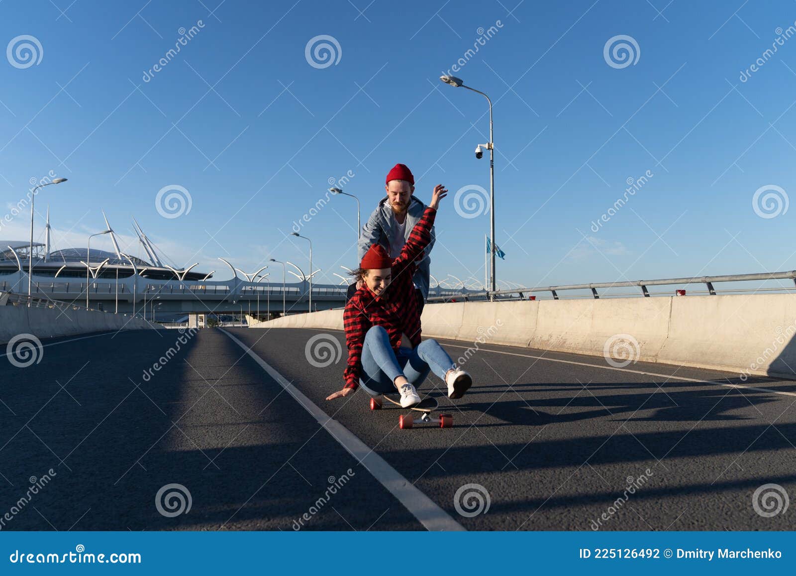 Actividades De Ocio Al Aire Libre Para Parejas Amantes : Hipster Man Empuja a Una Mujer Que Se Ríe Sentada En La Paleta Foto de archivo - Imagen de amigos, patineta: 225126492 Actividades De Ocio Al Aire Libre Para Parejas Amantes : Hipster Man Empuja a Una Mujer Que Se Ríe Sentada En La Paleta Foto de archivo - Imagen de amigos, patineta: 225126492