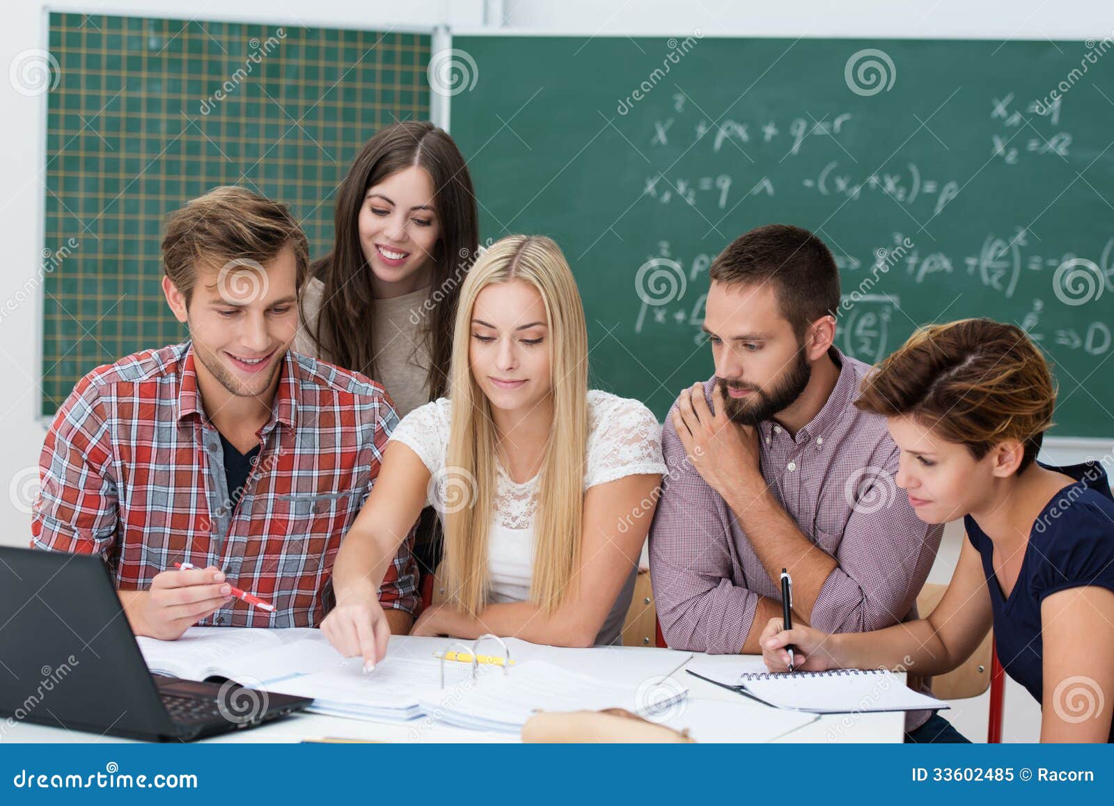 Activite De Groupe Dans La Salle De Classe Image Stock Image Du Activite Groupe 33602485
