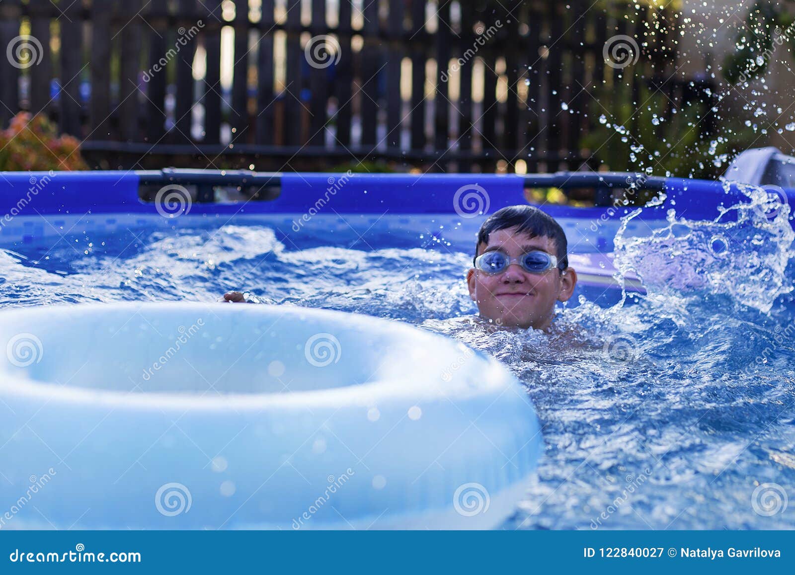 Super Activiteiten Op De Pool, Kinderen Die En In Water, Geluk En Zomer AA-91