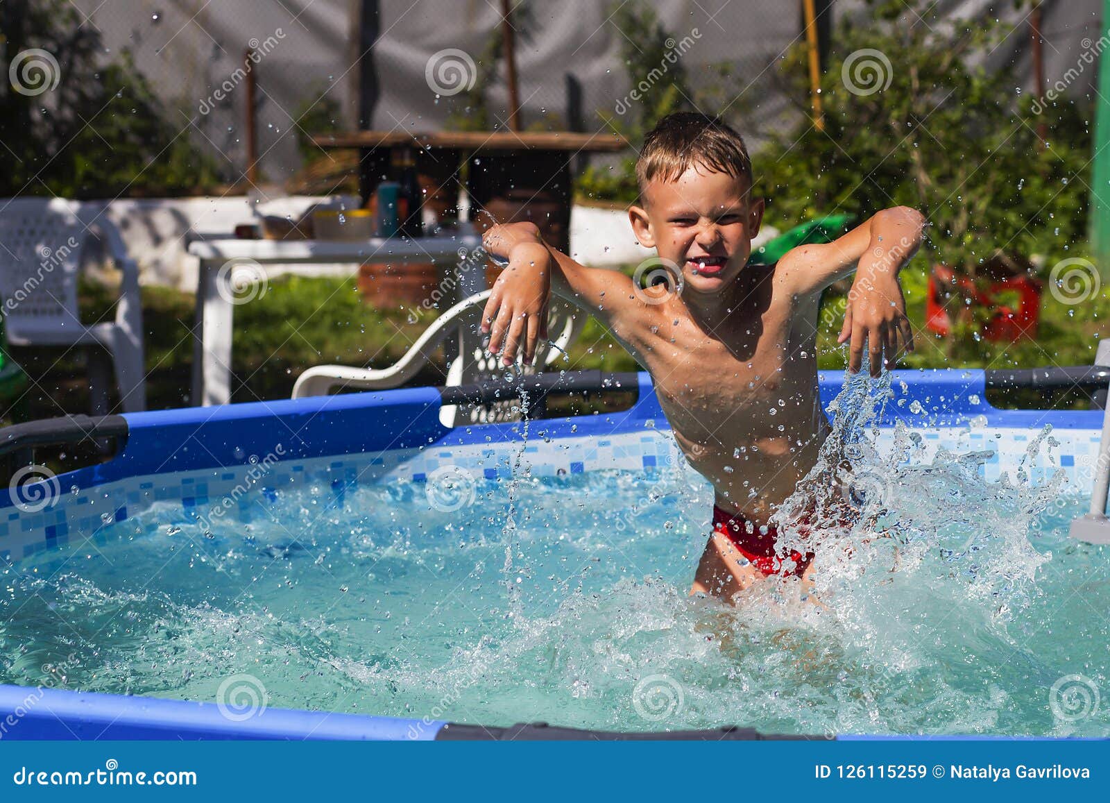 Verrassend Activiteiten Op De Pool, Kinderen Die En In Water, Geluk En Zomer BT-82