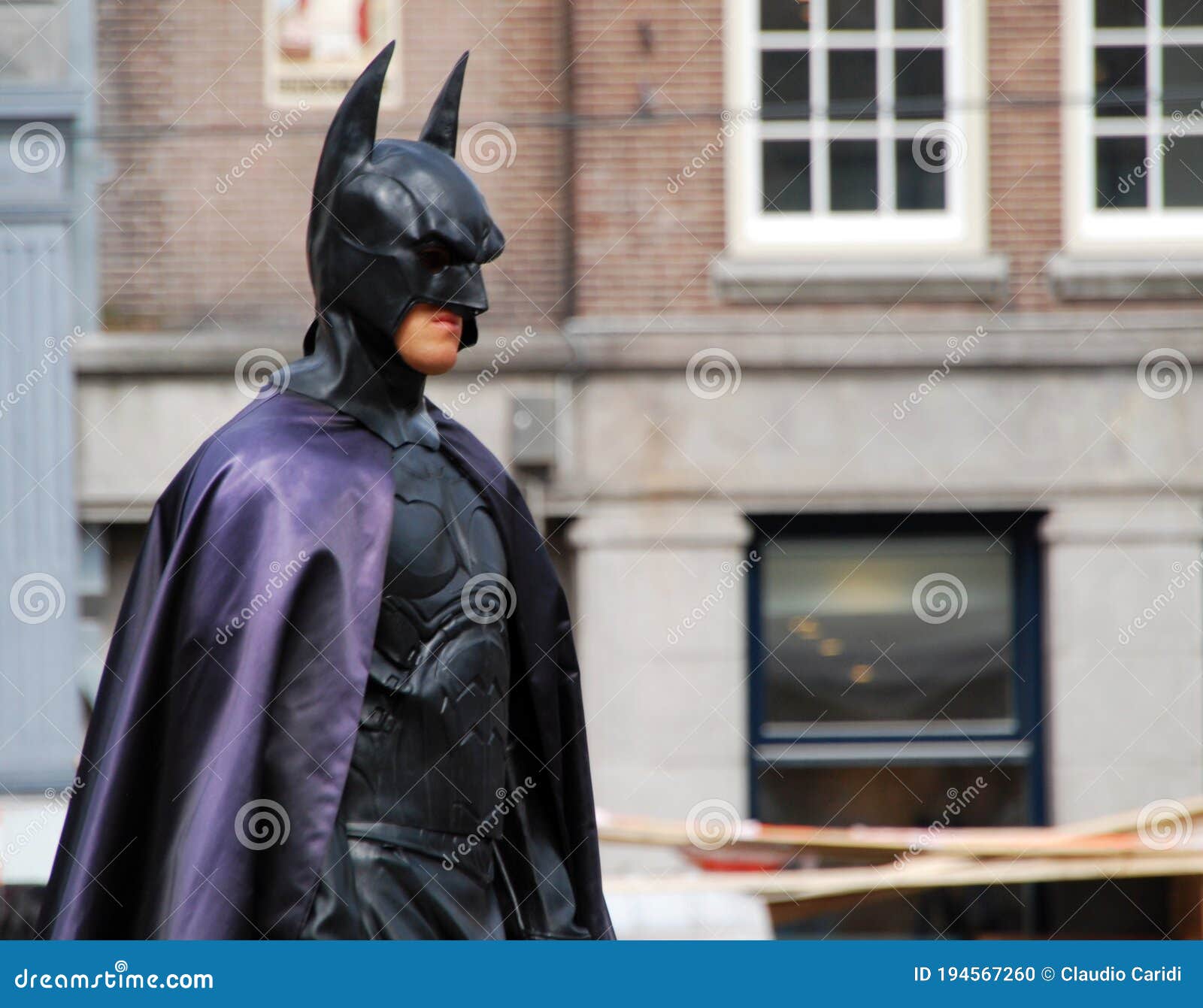 Actor Disfrazado De Batman En La Plaza Central De La Presa De Amsterdam.  Imagen editorial - Imagen de gotham, acontecimiento: 194567260