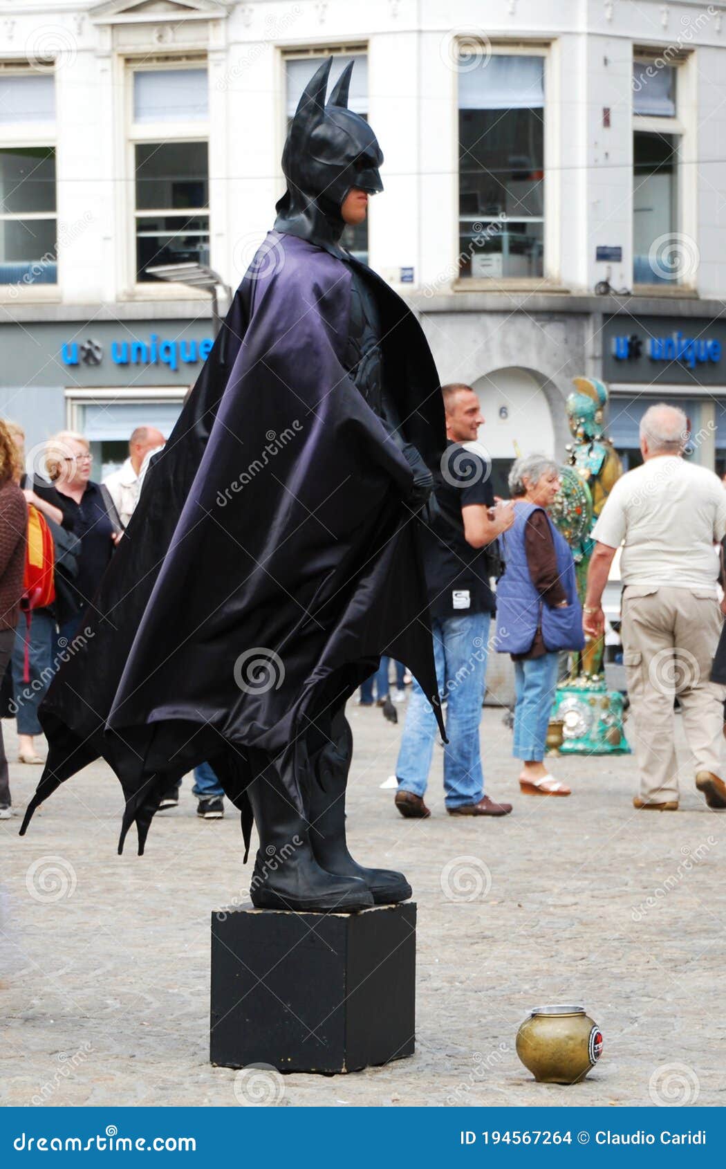 Actor Disfrazado De Batman En La Plaza Central De La Presa De Amsterdam.  Imagen de archivo editorial - Imagen de azul, oscuro: 194567264