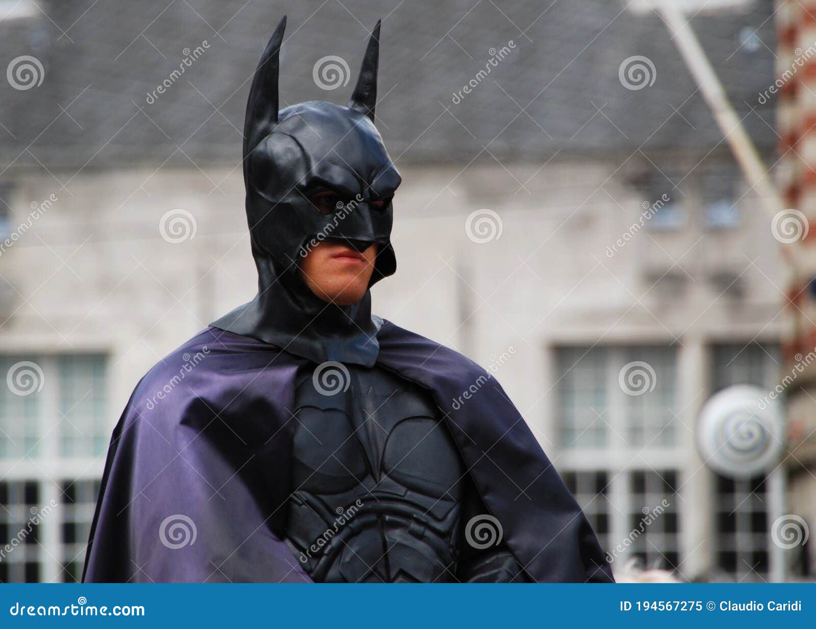 Actor Disfrazado De Batman En La Plaza Central De La Presa De Amsterdam.  Imagen editorial - Imagen de cubo, hombre: 194567275