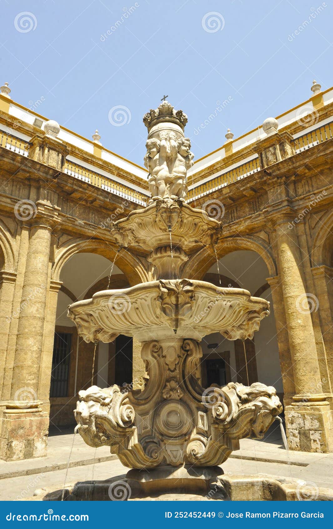 fuente barroca en el interior de la real fÃÂ¡brica de tabacos de sevilla, andalucÃÂ­a, espaÃÂ±a.