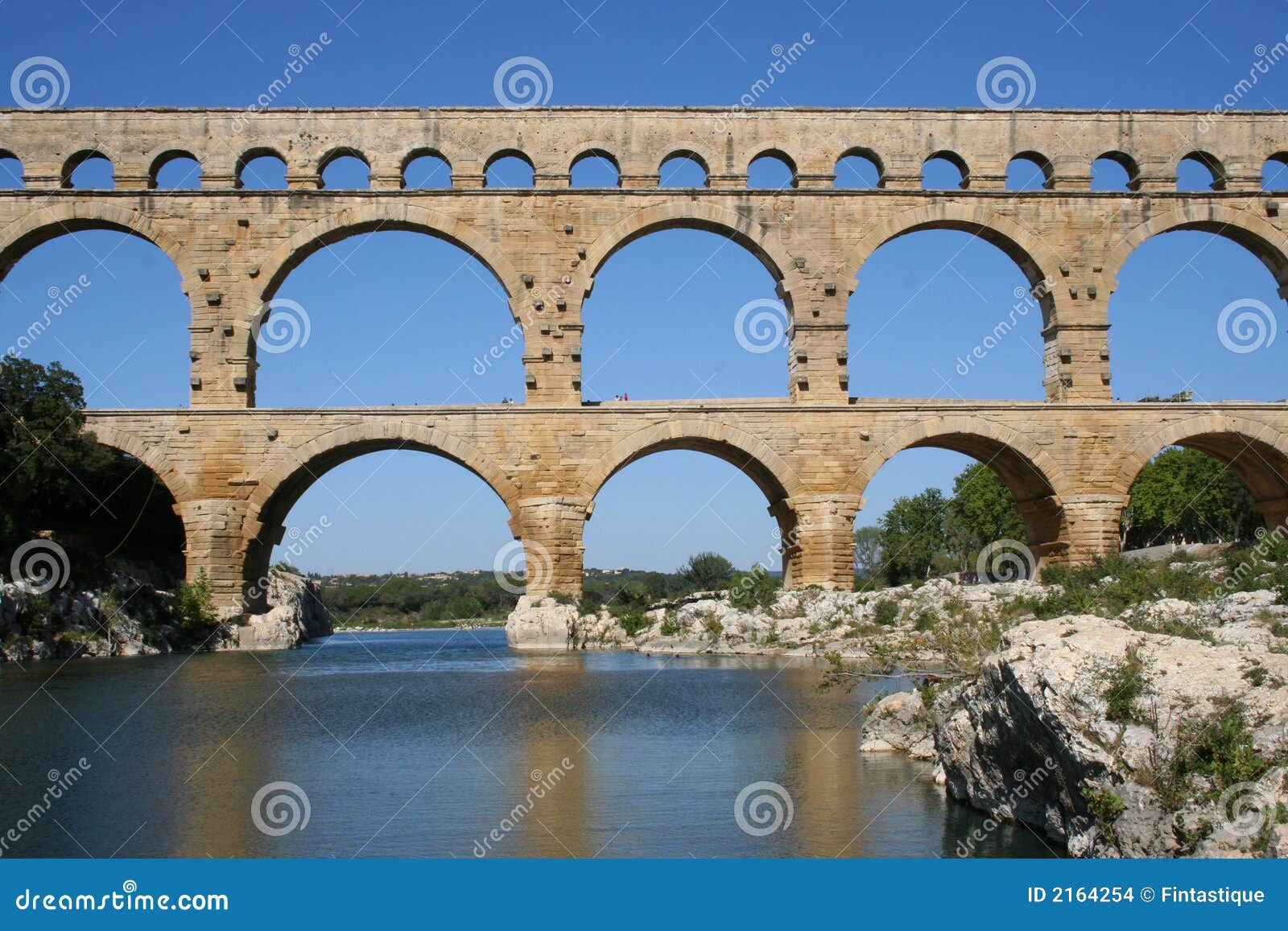 Acueducto de Pont du Gard foto de archivo. Imagen de restablecido - 2164254, image size:1600x1157